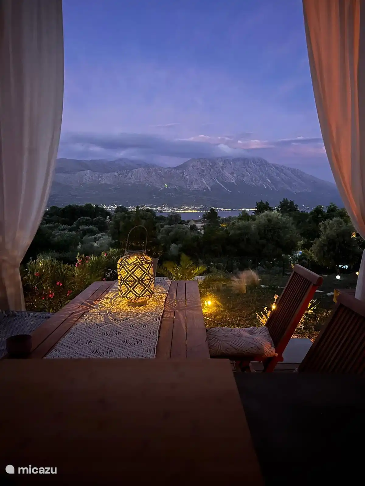 Uitzicht op zee en bergen 's nachts.