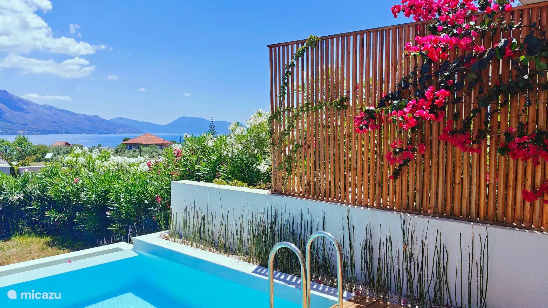 Piscina y vistas al mar desde el patio.
