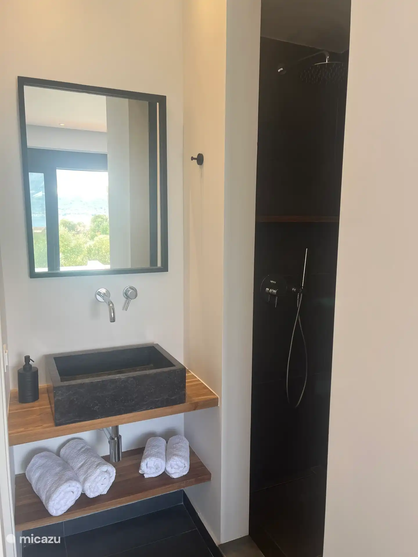 Hoofdslaapkamer douche en wastafel. 