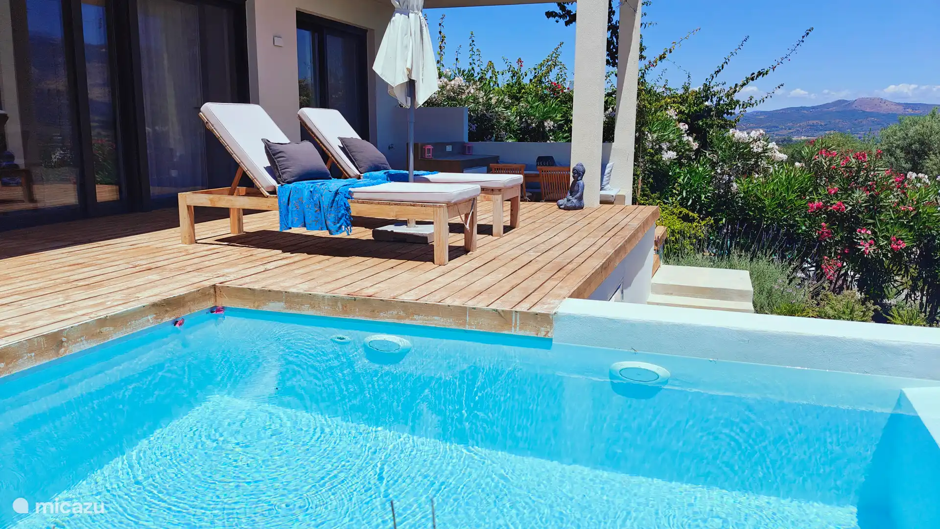 Piscina, tumbonas, patio.