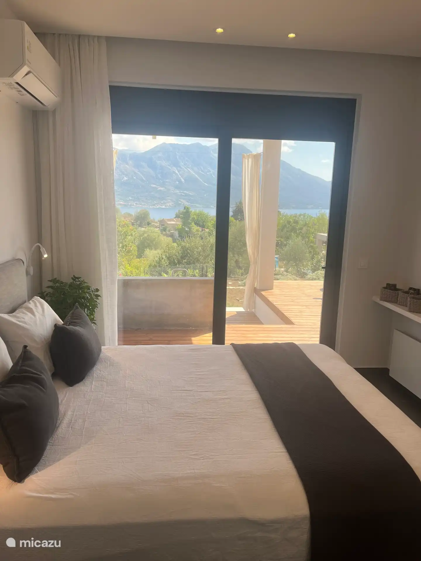 Gastenkamer met een tweepersoonsbed. 