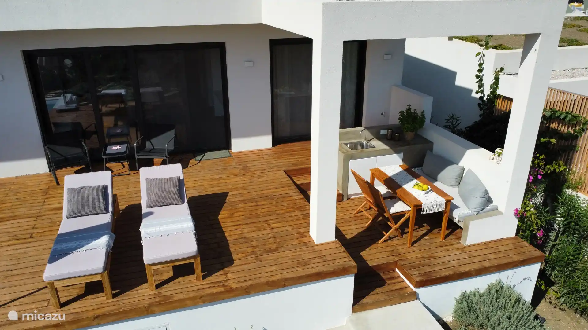 Buitenruimte, terras, ligbanken, eettafel.