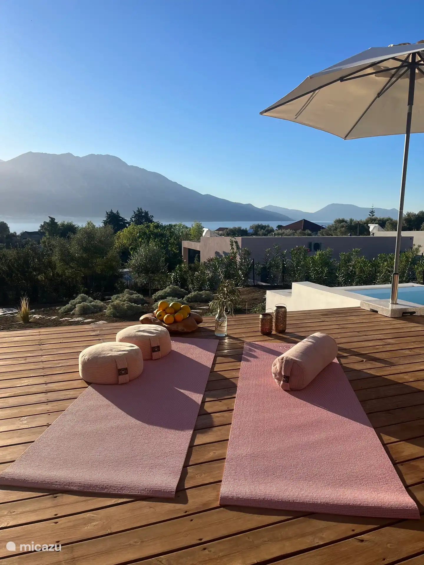 Yogaapparatuur op het terras, bij het zwembad.