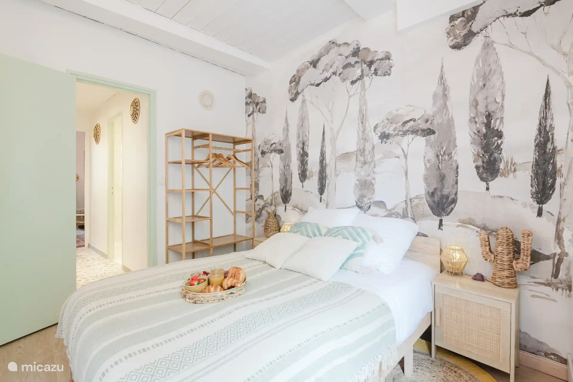 Air-conditioned room with comfortable double bed (140x190).