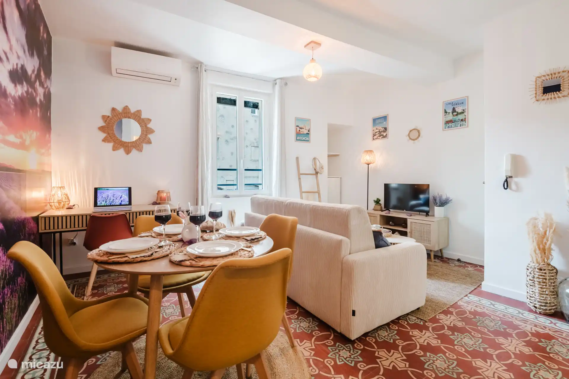 A space of tranquillity adorned with a sublime tapestry celebrating lavender, the very essence of Provence.