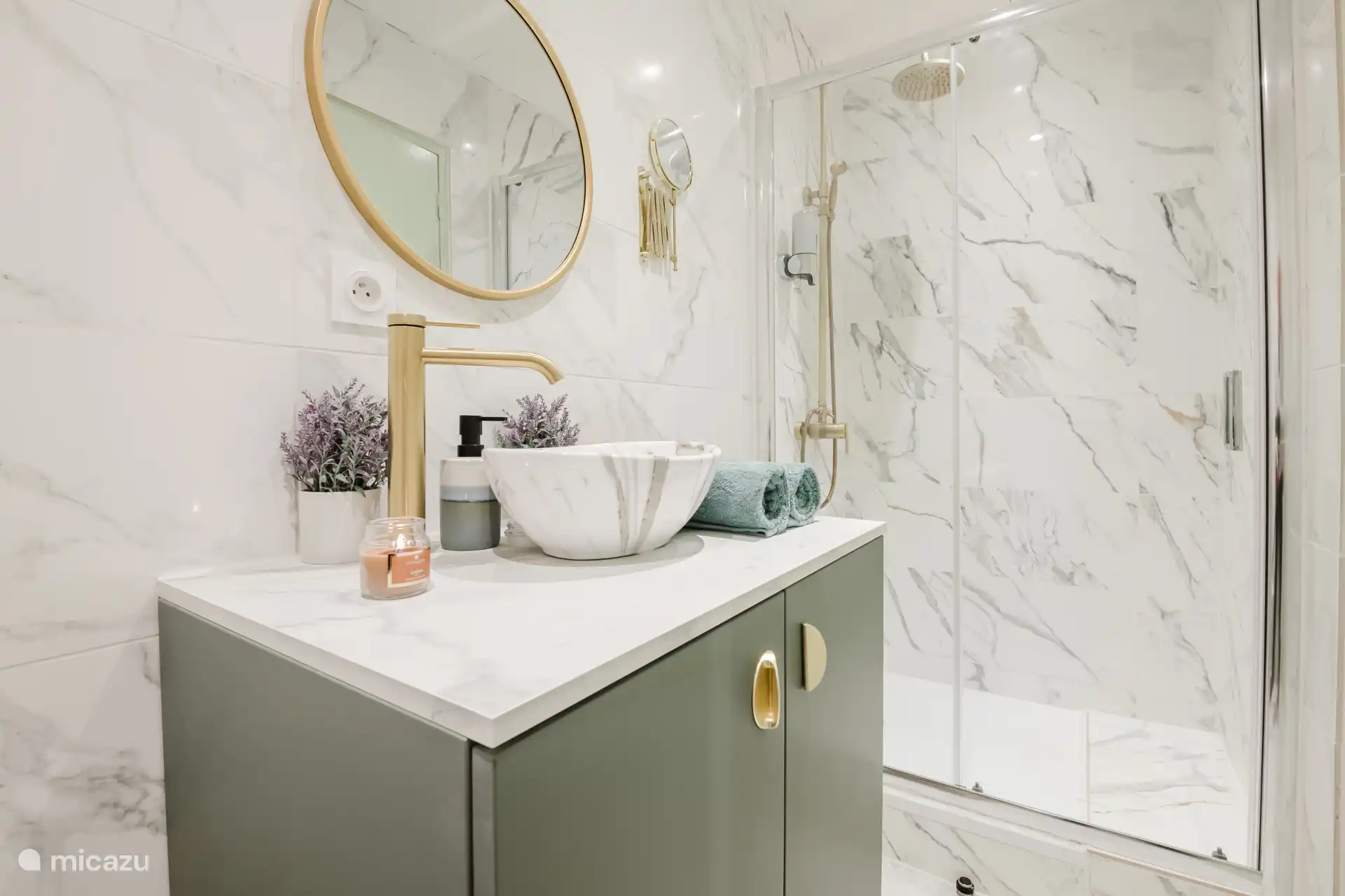 Contemporary bathroom with towels, shower gel and hygiene products for all travellers.