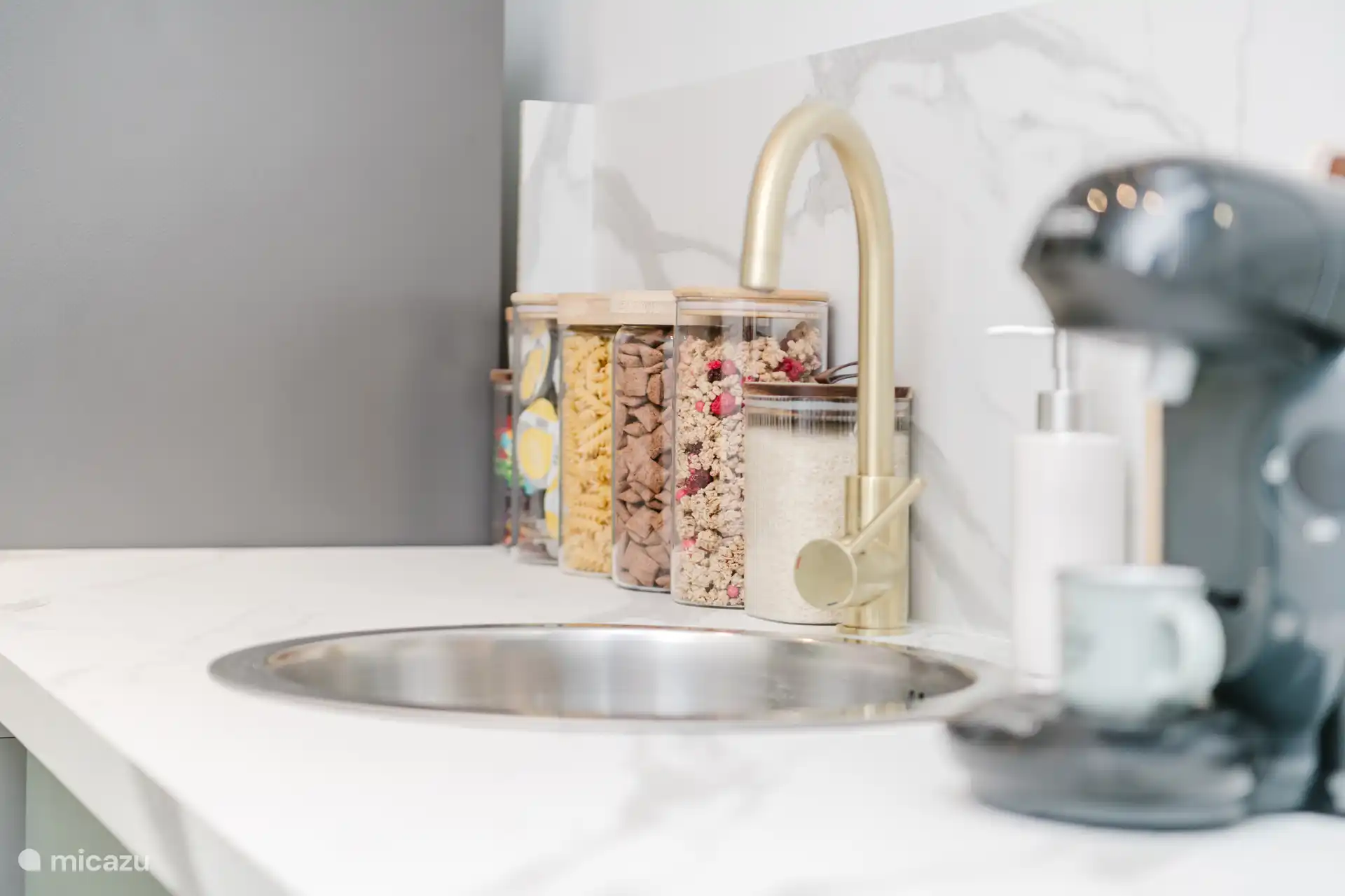 For your convenience: coffee, tea, cereals, muesli, pasta and rice in generous quantities — help yourself without counting!