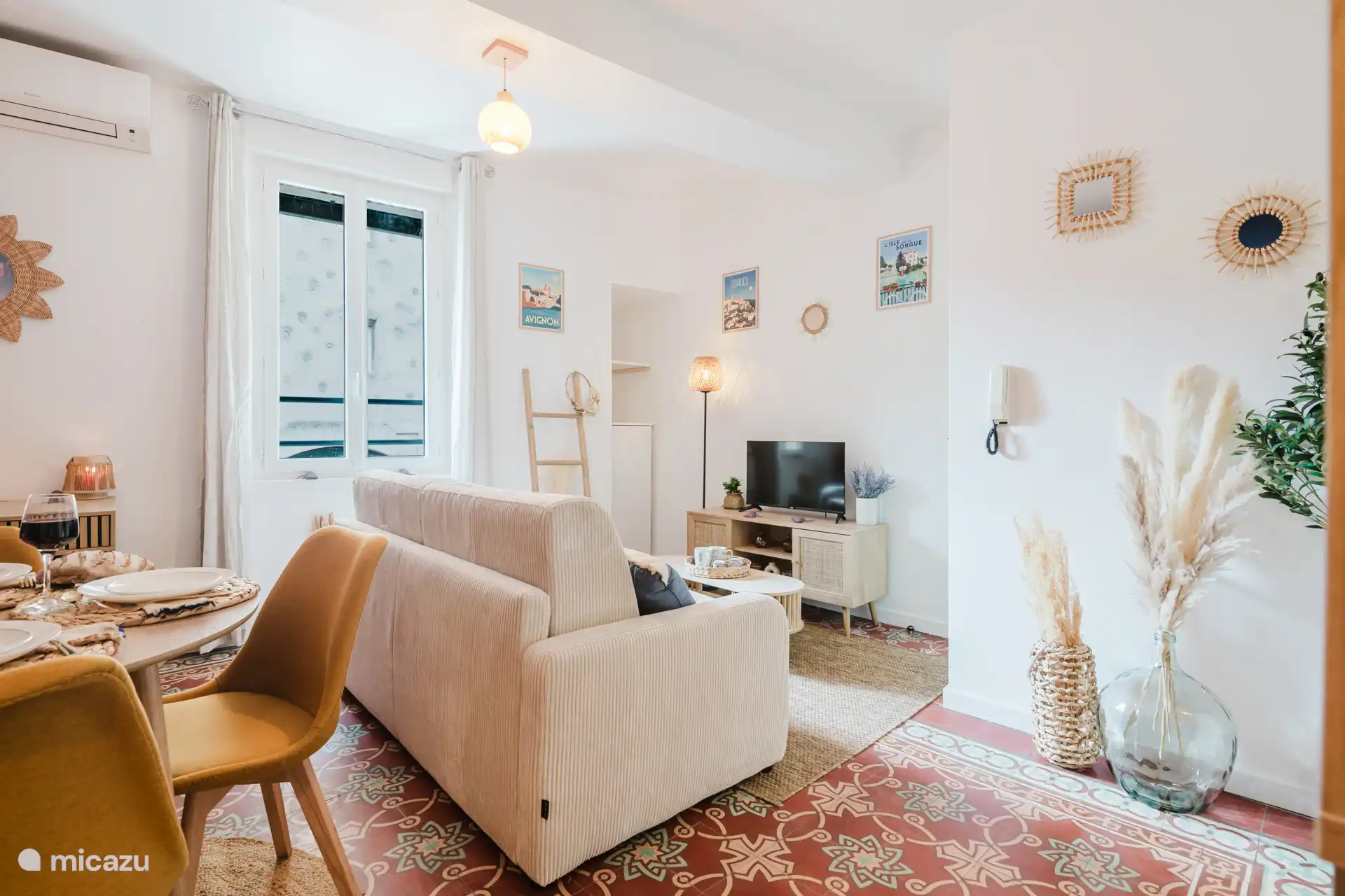 Ideal reading area to discover and learn about Provence.