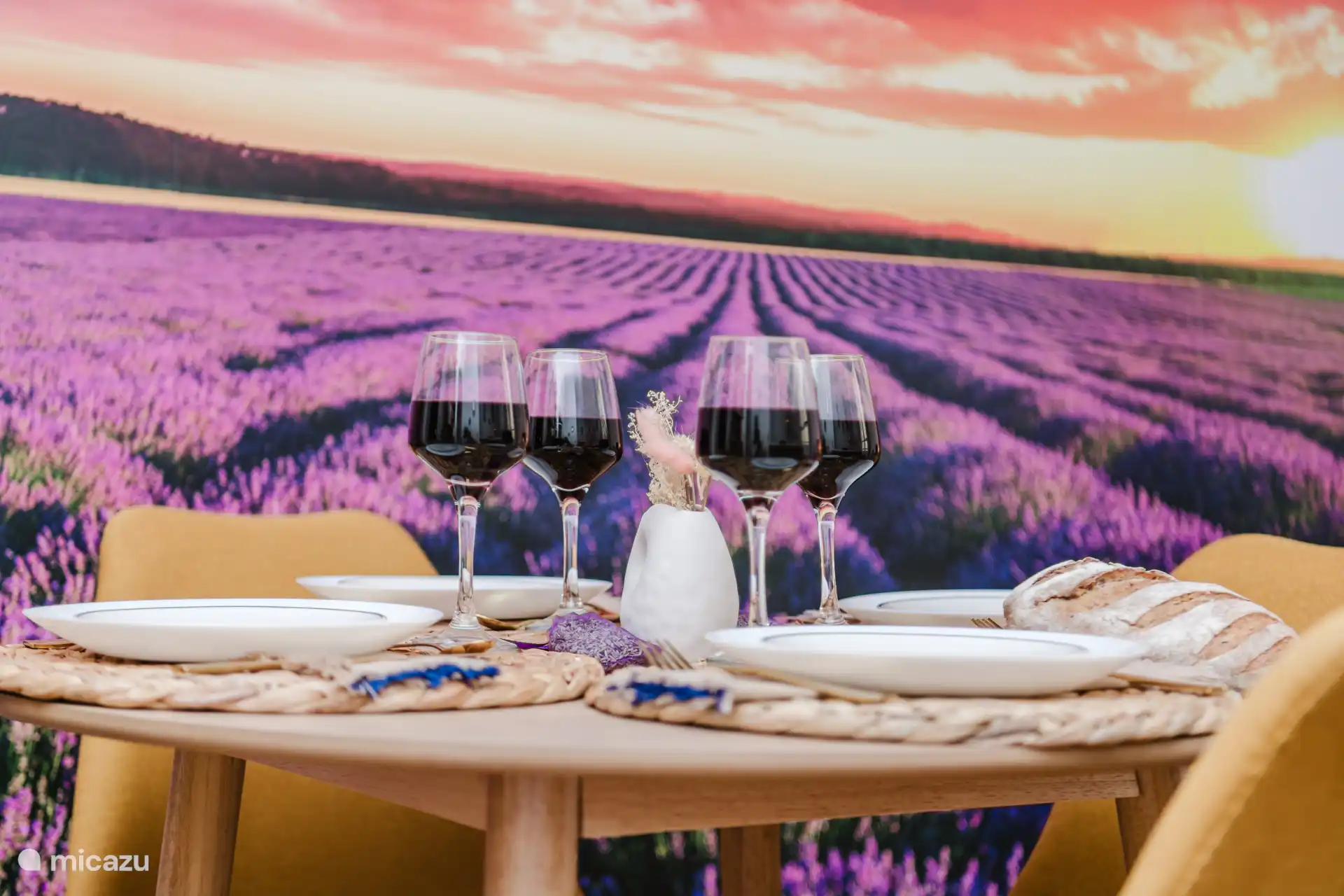 Table to enjoy a good bottle of red wine (Côtes-du-Rhône or Châteauneuf-du-Pape?)
