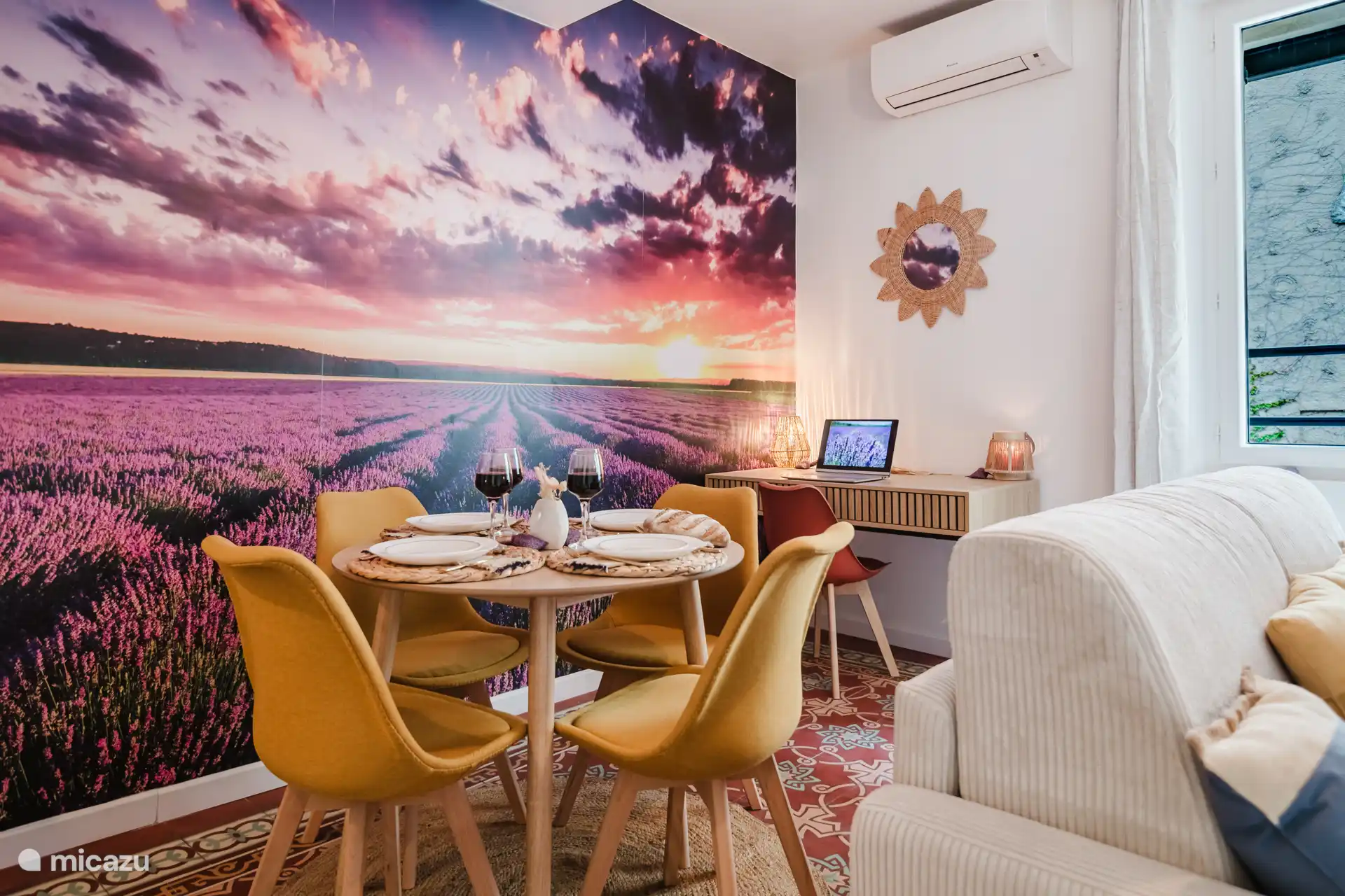 Table to enjoy a good bottle of red wine (Côtes-du-Rhône or Châteauneuf-du-Pape?)