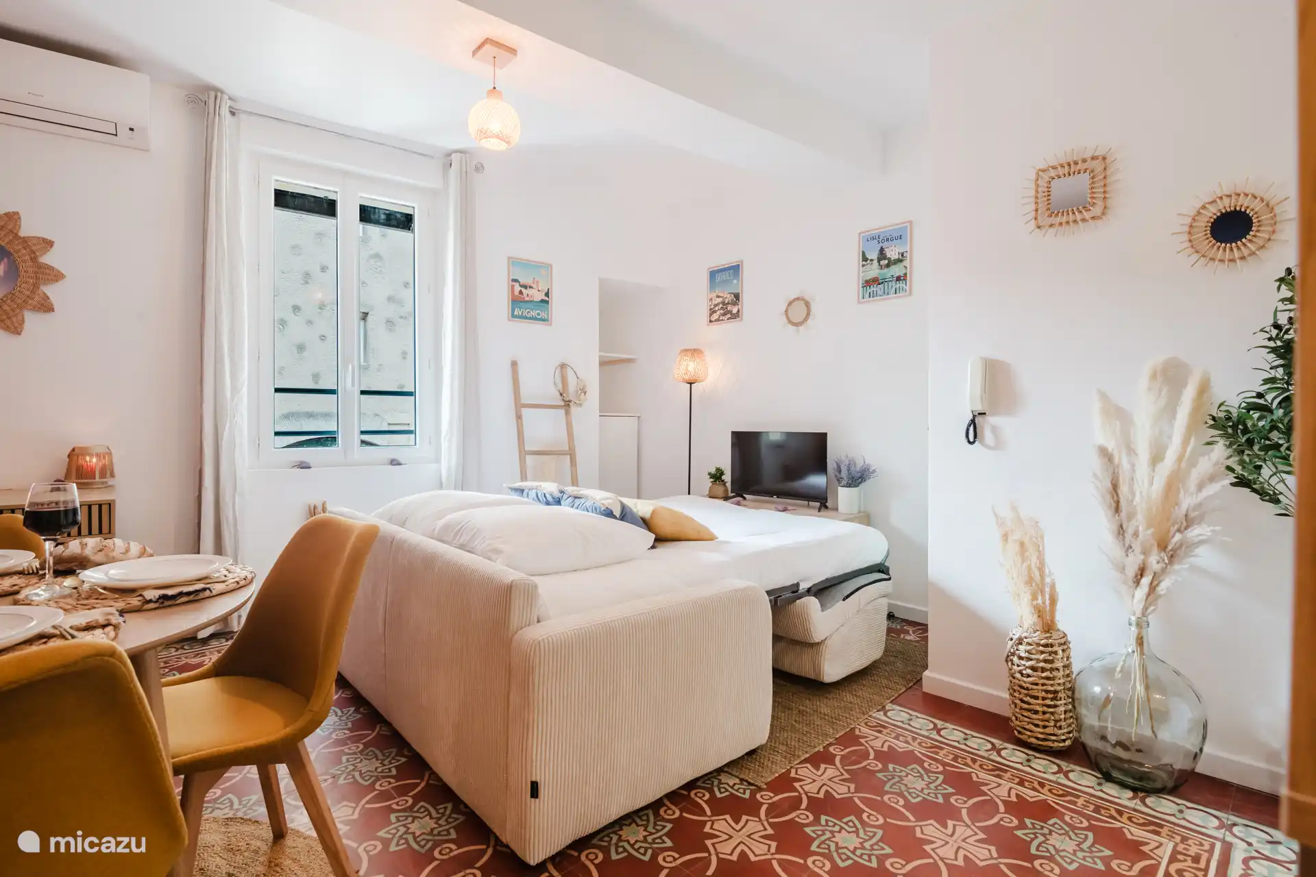 Cozy sofa bed (140x190) nestled in a décor with Provençal shades and delicate notes of lavender.