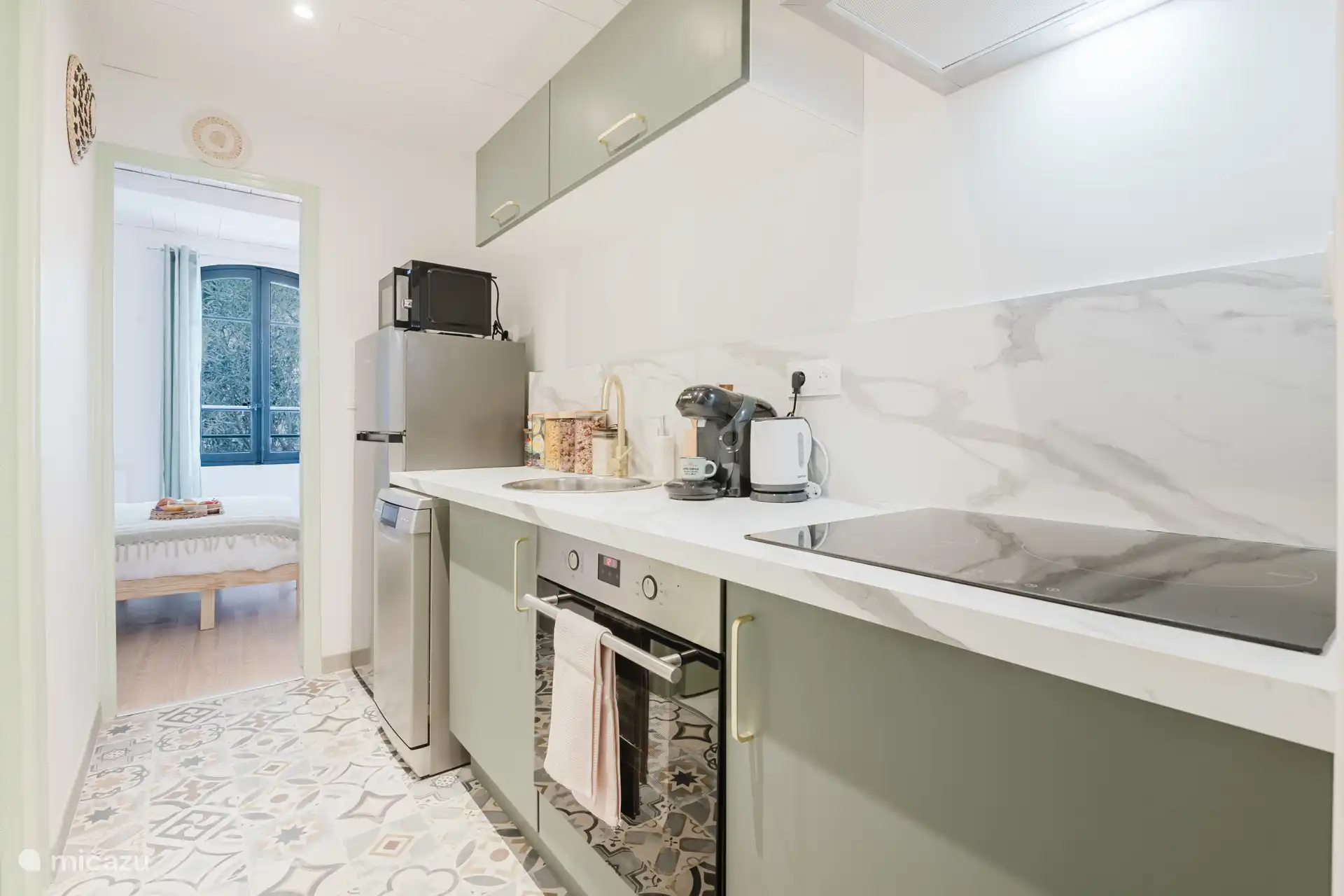 Fully equipped culinary area, perfect for preparing and enjoying delicious meals as a couple or in good company.