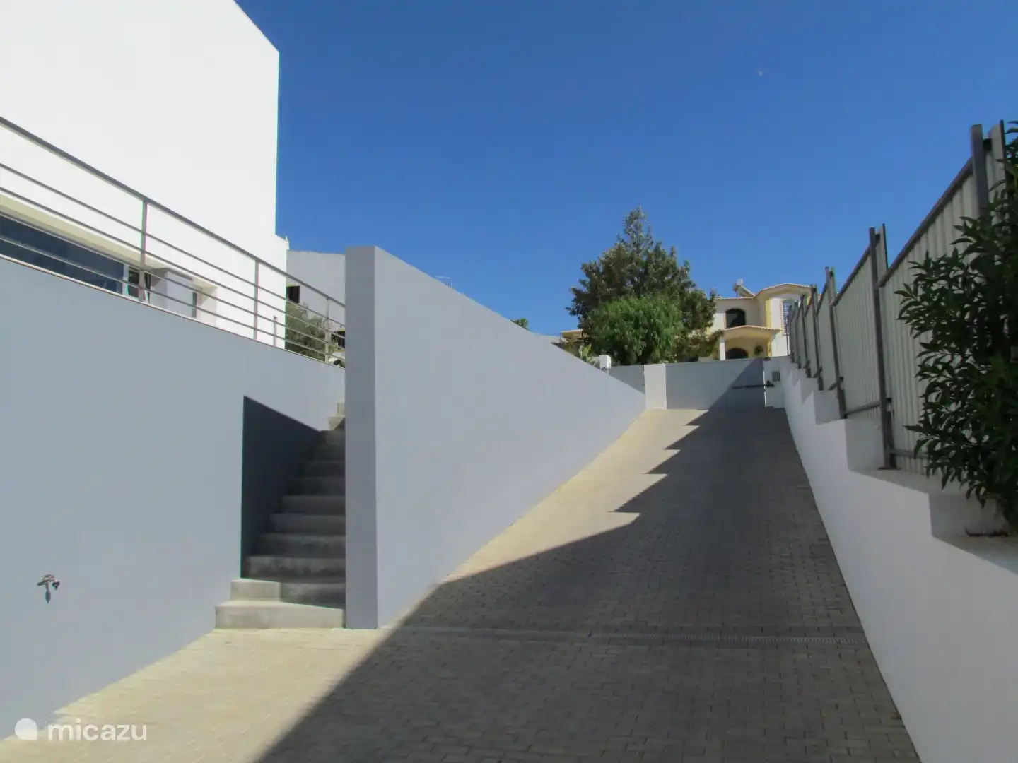 Garaje de la entrada de la casa