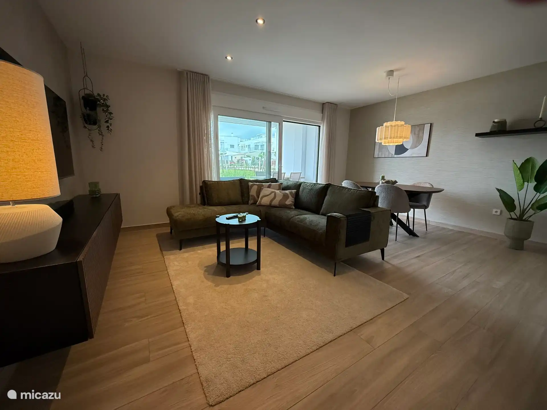 Woonkamer met ruime hoekbank