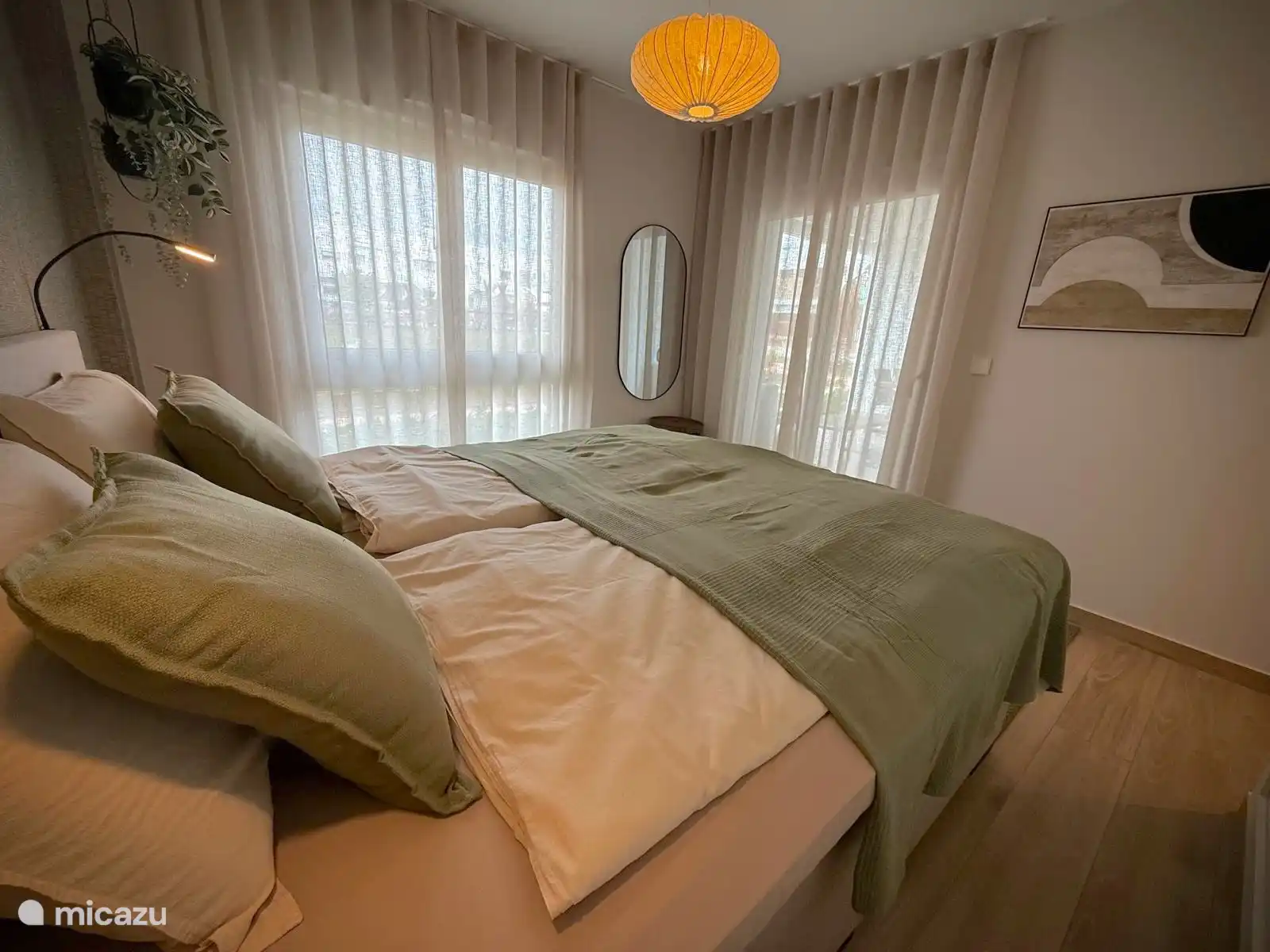 Grote slaapkamer met directe toegang tot terras