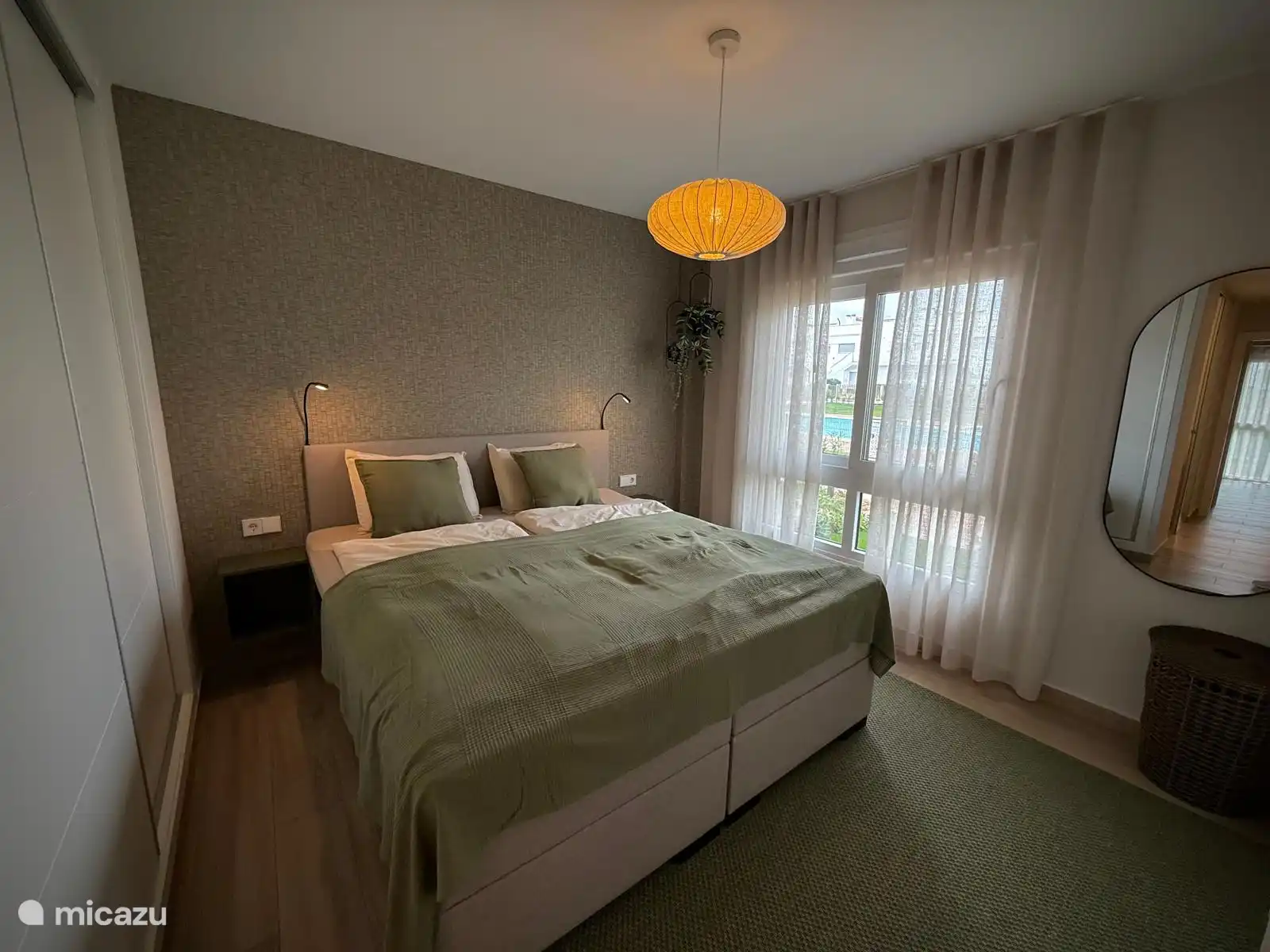 Grote slaapkamer met groot 2 persoonsbed 180x200cm, grote schuikast en ensuite badkamer.