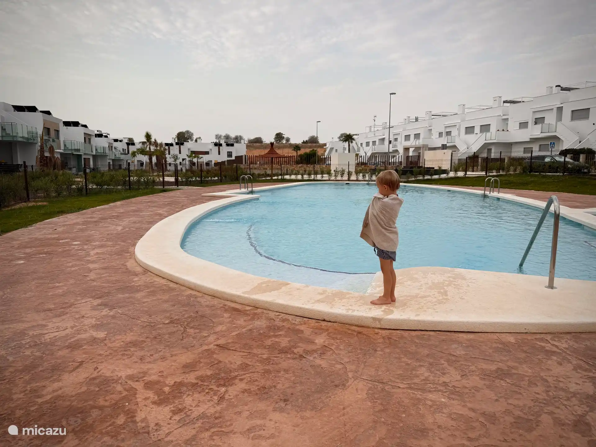 Heerlijk zwembad (niet verwarmd) incl ligweide en jeu de boules banen en mini golf terrein.
