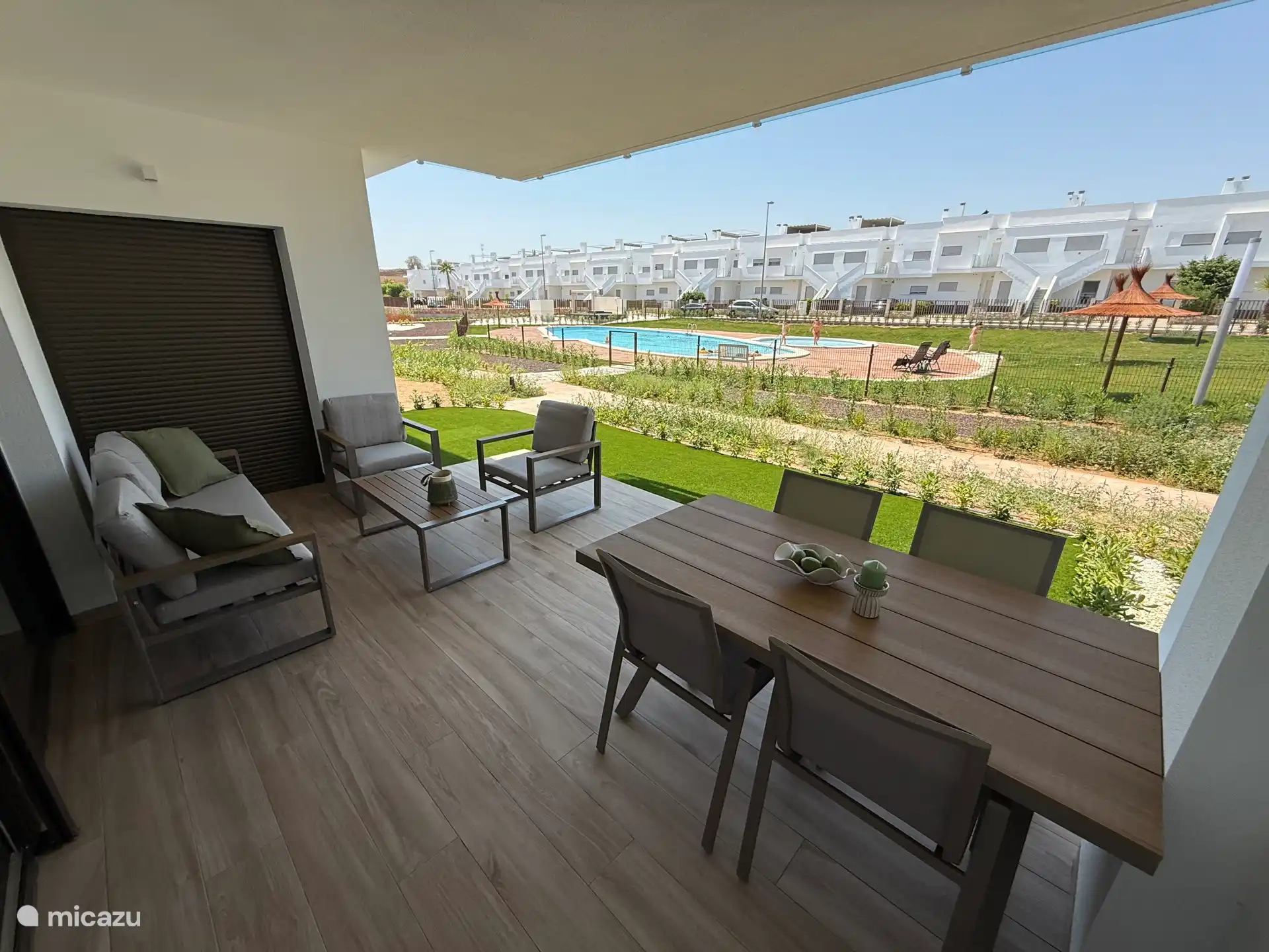 Terras west, incl lounge set en eettafel voor 4 personen. 