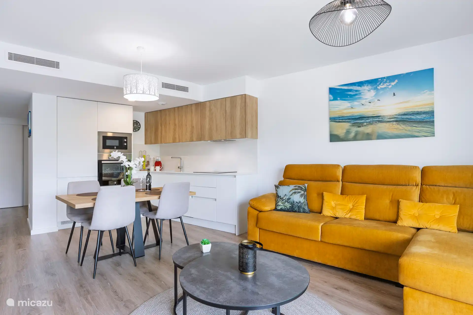 Wohnzimmer und offene Küche.