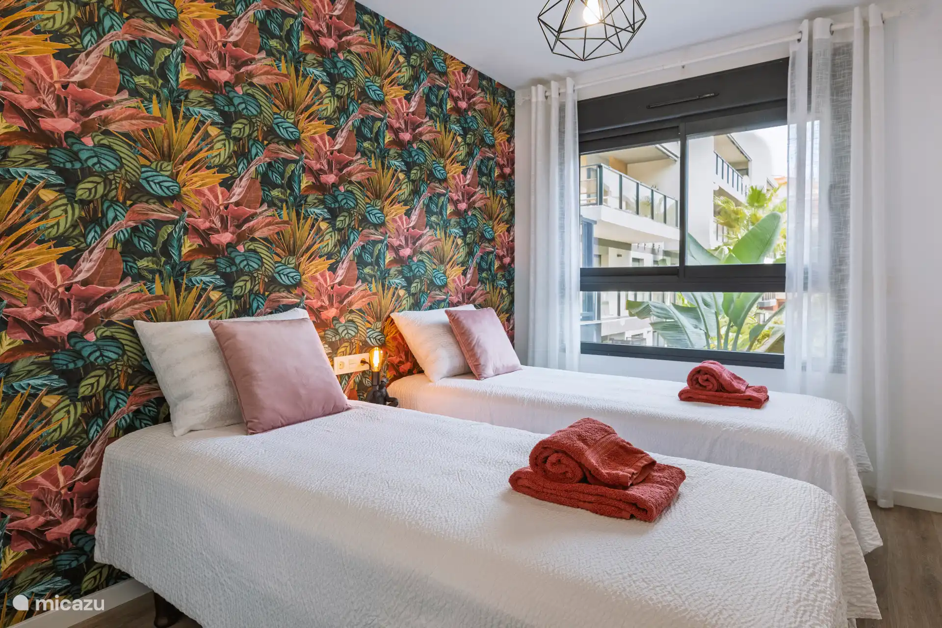 2-Personen-Schlafzimmer mit 2 Einzelbetten.