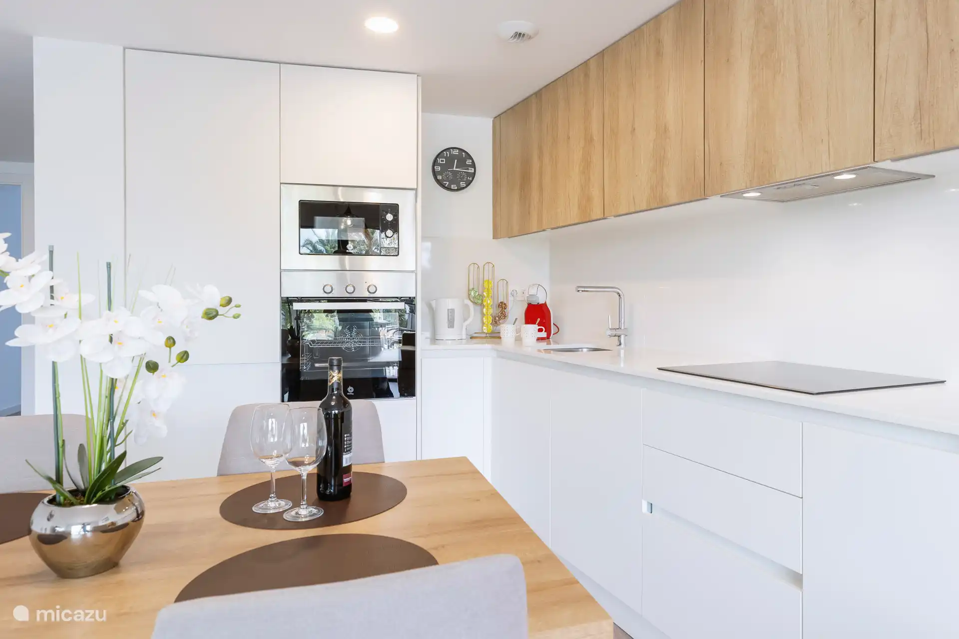 Voll ausgestattete Küche.