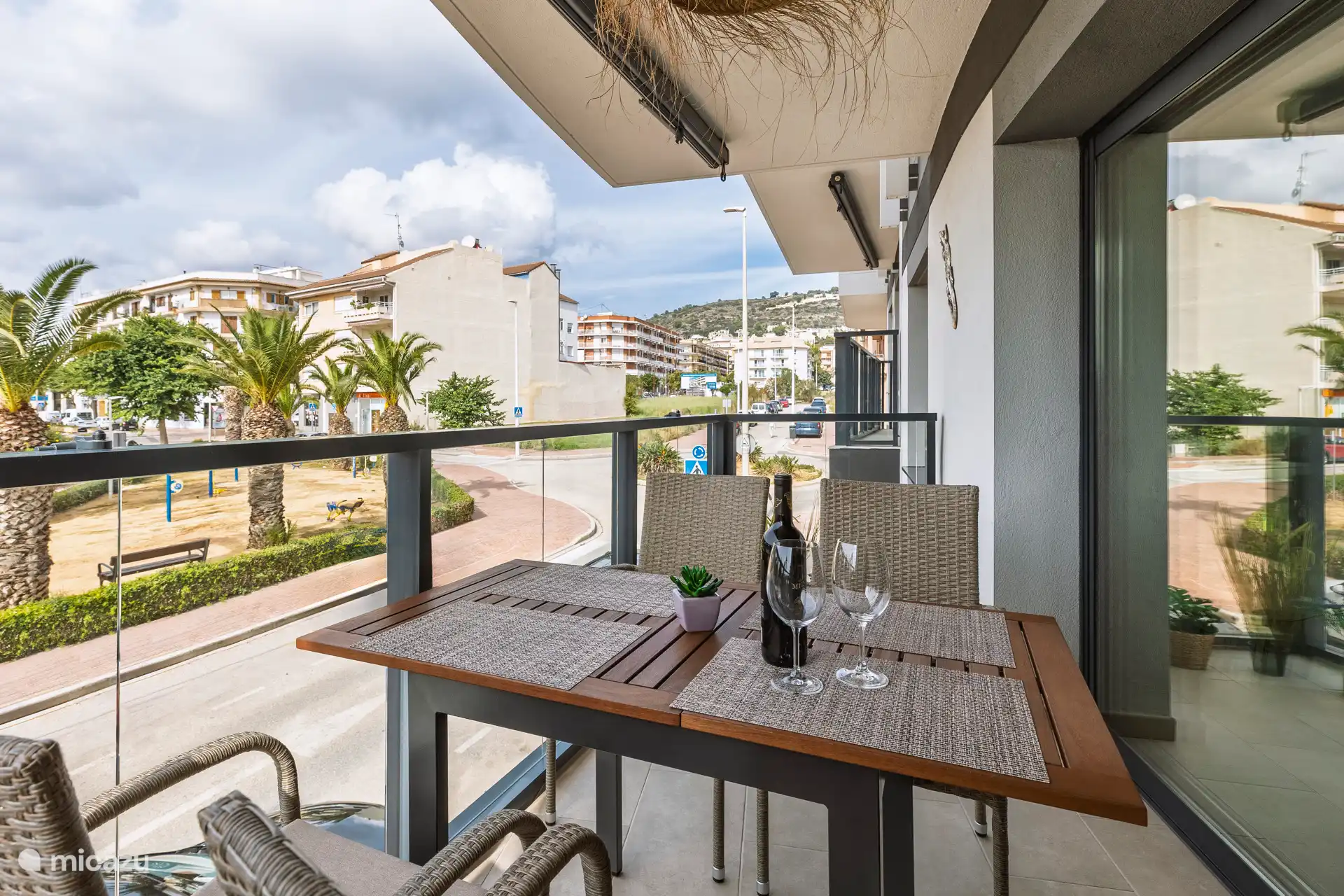 Balkon mit Straßenblick