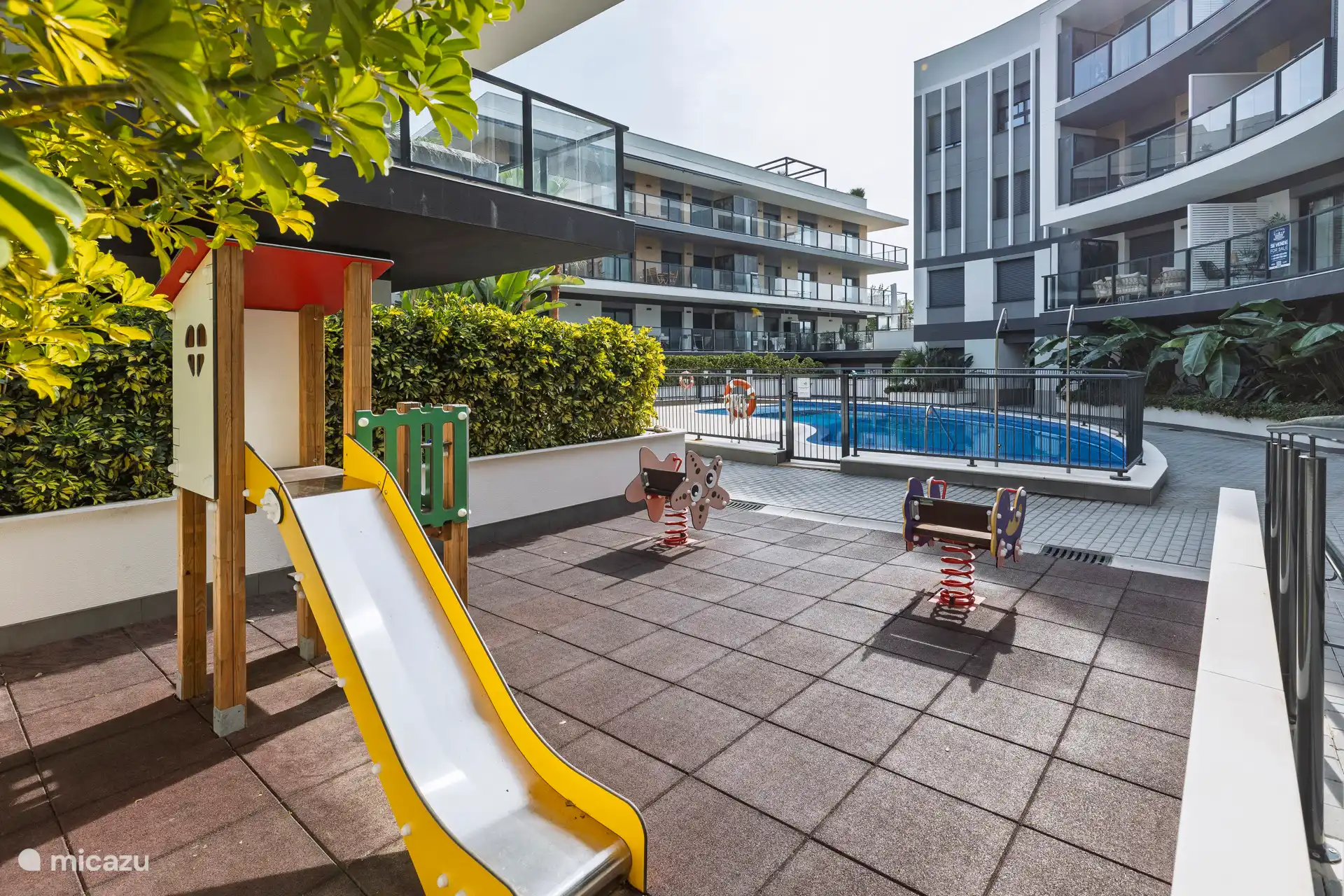 Spielgeräte im Gemeinschaftsbereich im Außenbereich.