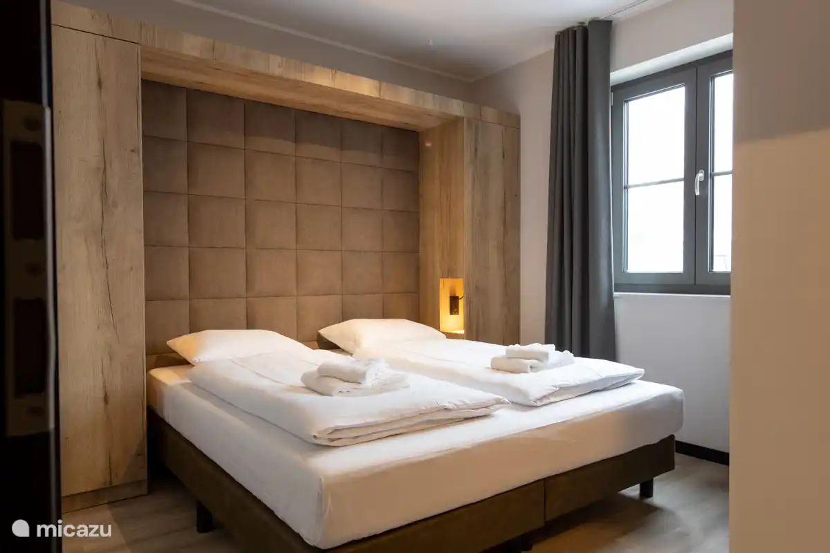 Slaapkamer met opgemaakte bedden bij aankomst