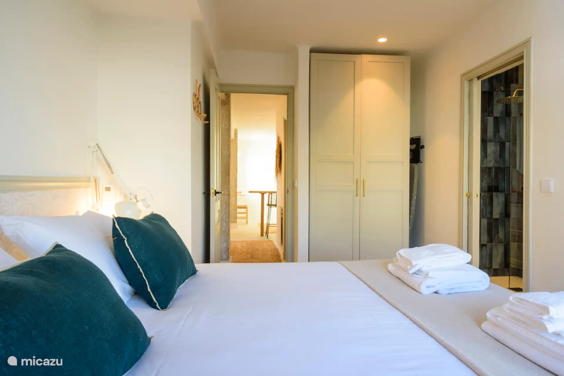 Tweepersoonsslaapkamer met opbergruimte