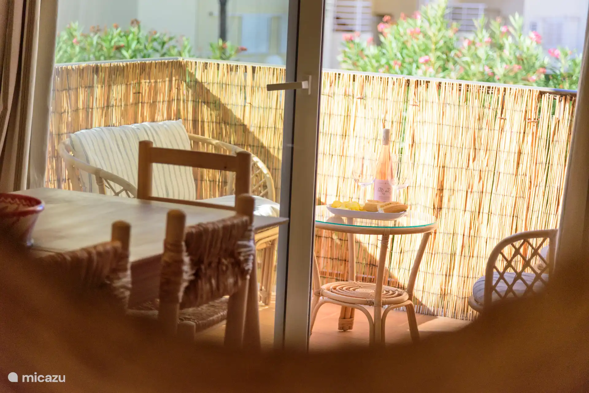 Genieten van de zon op het balkon