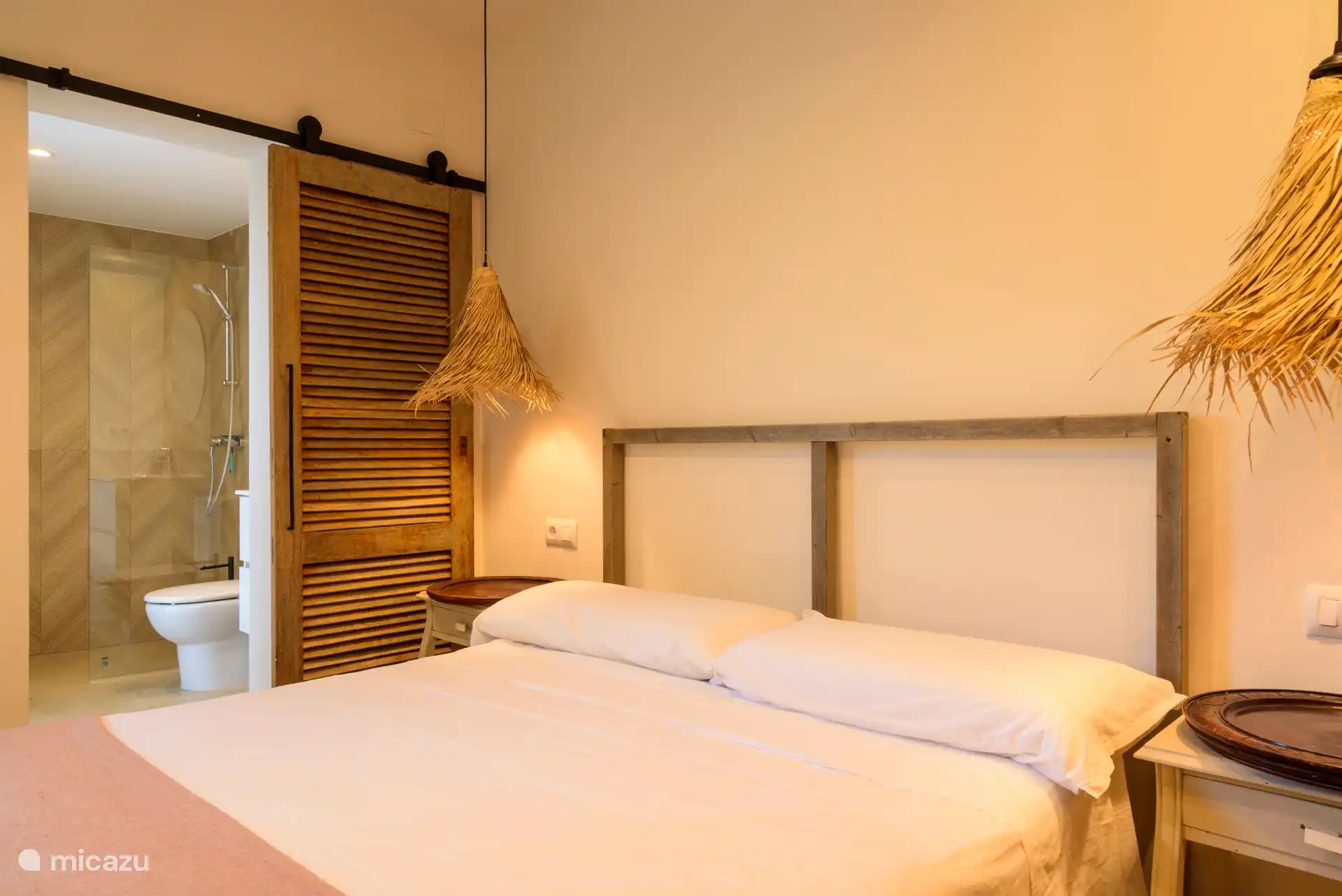 Sfeervolle slaapkamer met twee persoonsbed