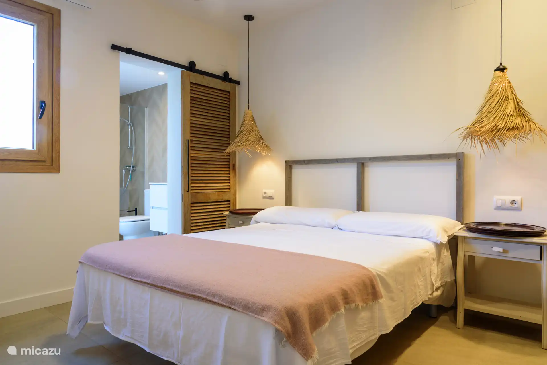 Tweepersoonsbed in slaapkamer