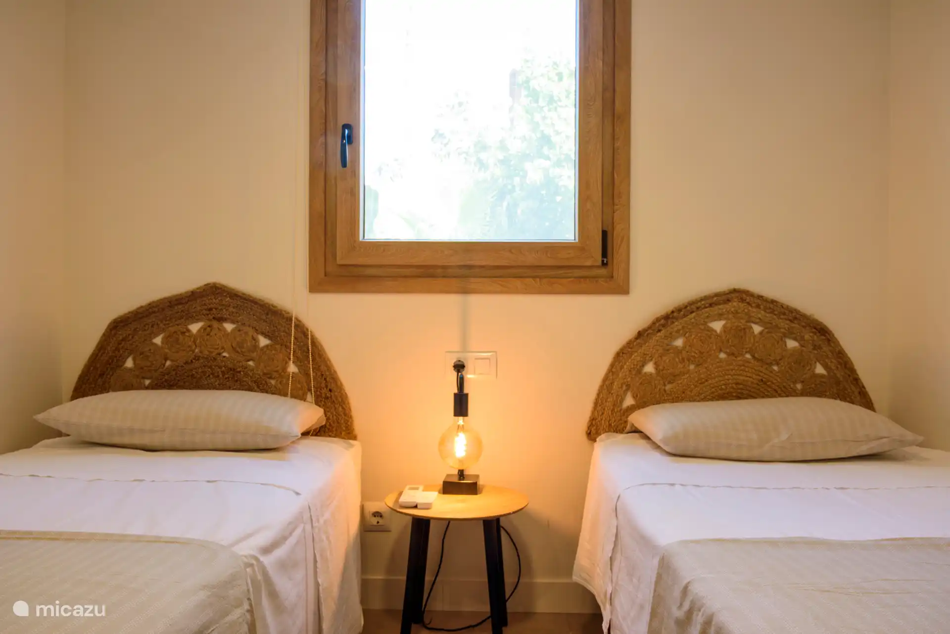 Twee eenpersoonsbedden in slaapkamer