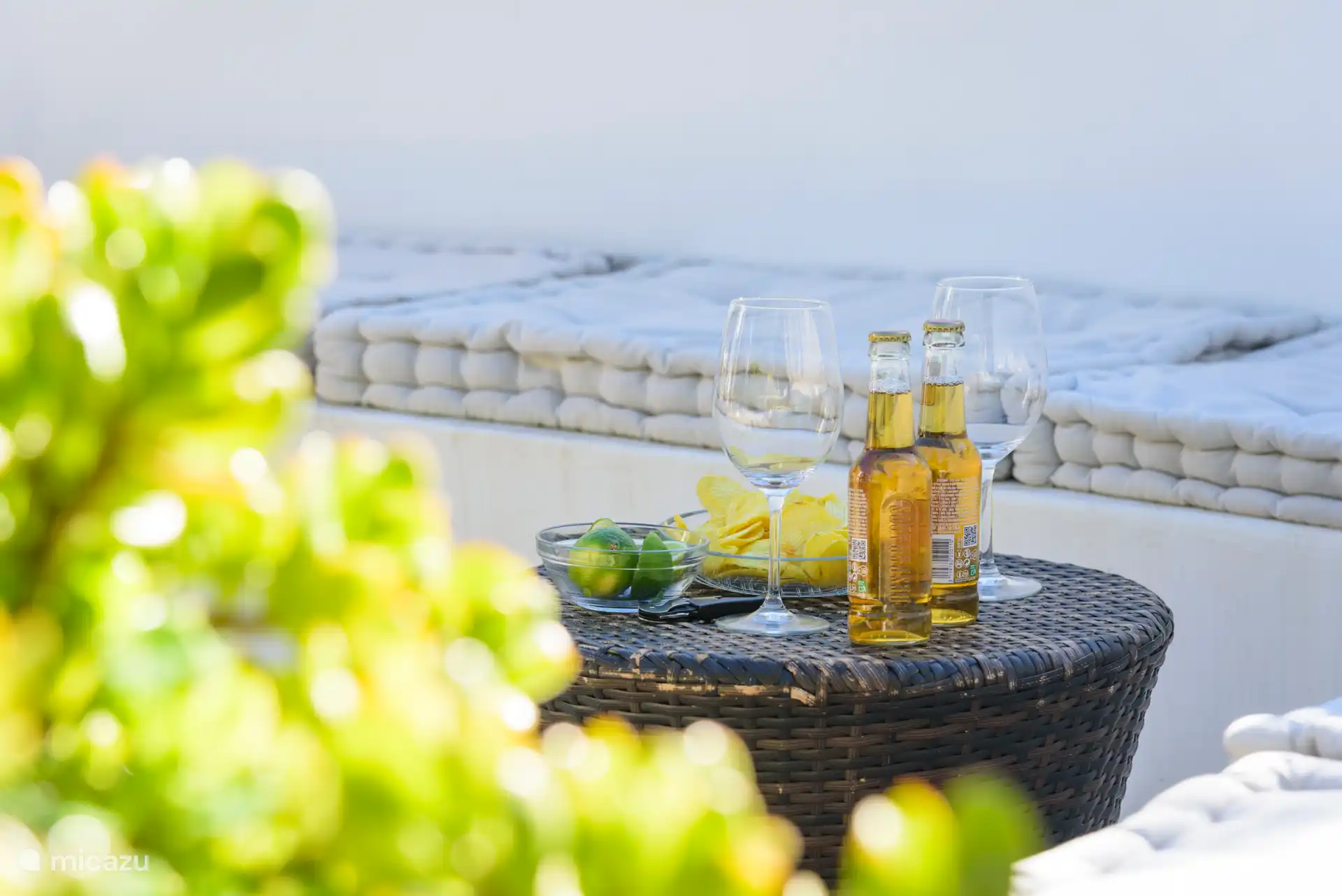 Geniet van een borrel buiten in de tuin