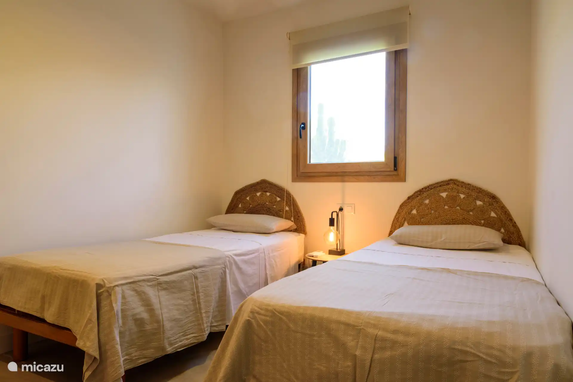 Slaapkamer met twee losse eenpersoonsbedden