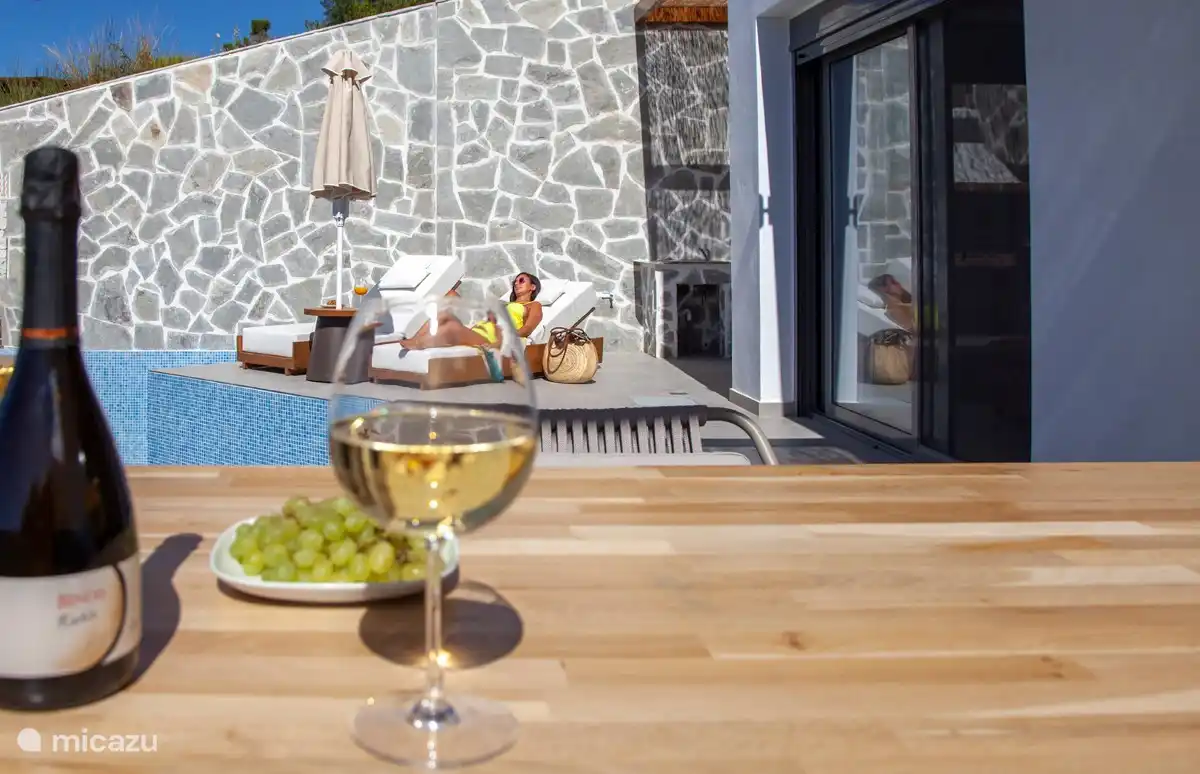 Genieße deinen gekühlten Wein am Pool