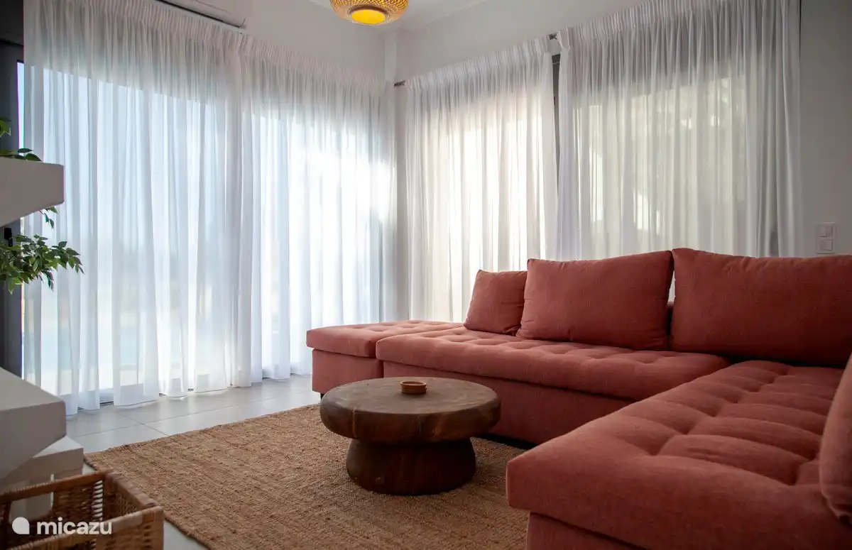 Bequemes Sofa und der solide Holzcouchtisch. Viel natürliches Licht