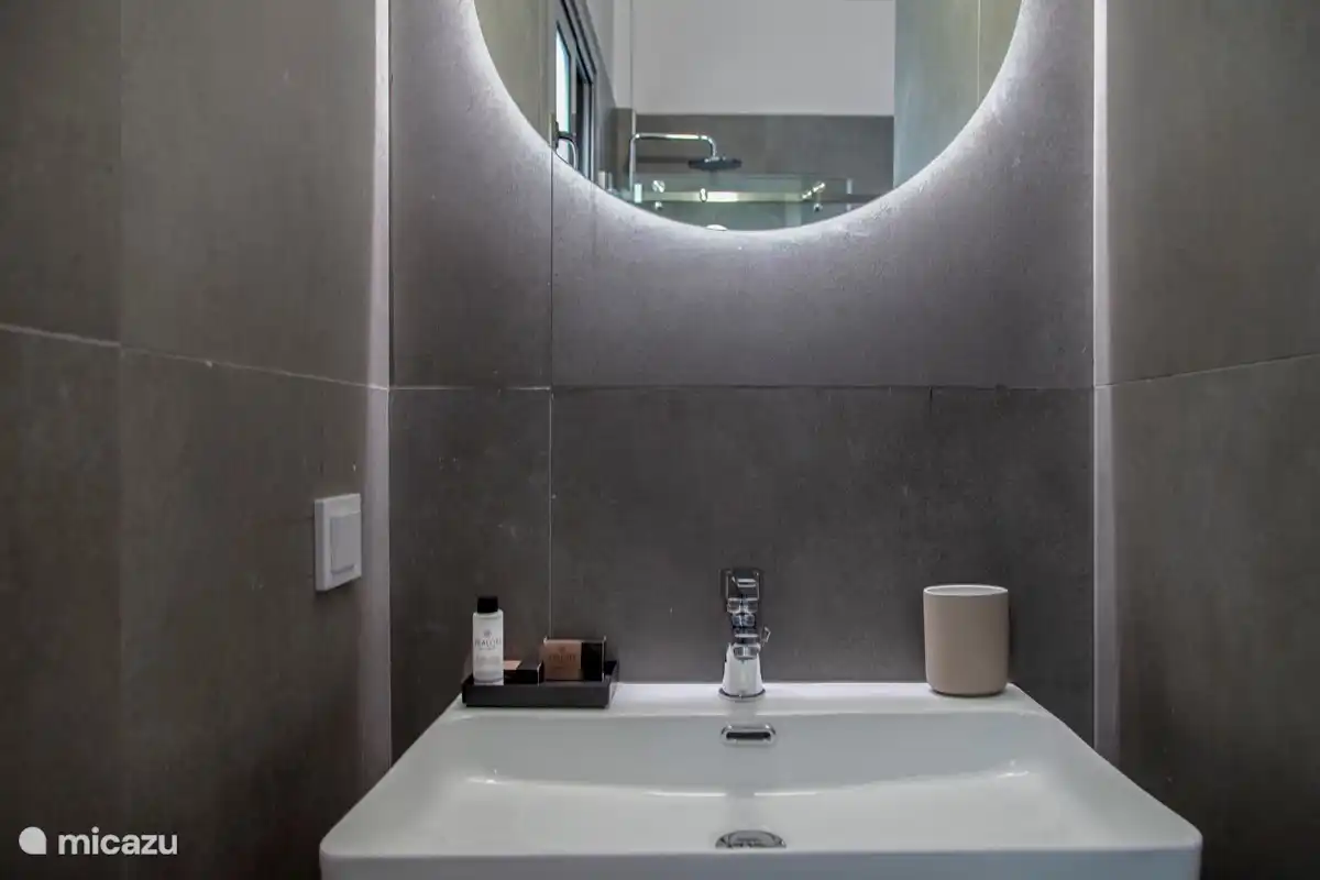 Komplettes Badezimmer und Toilettenartikel sind vorhanden