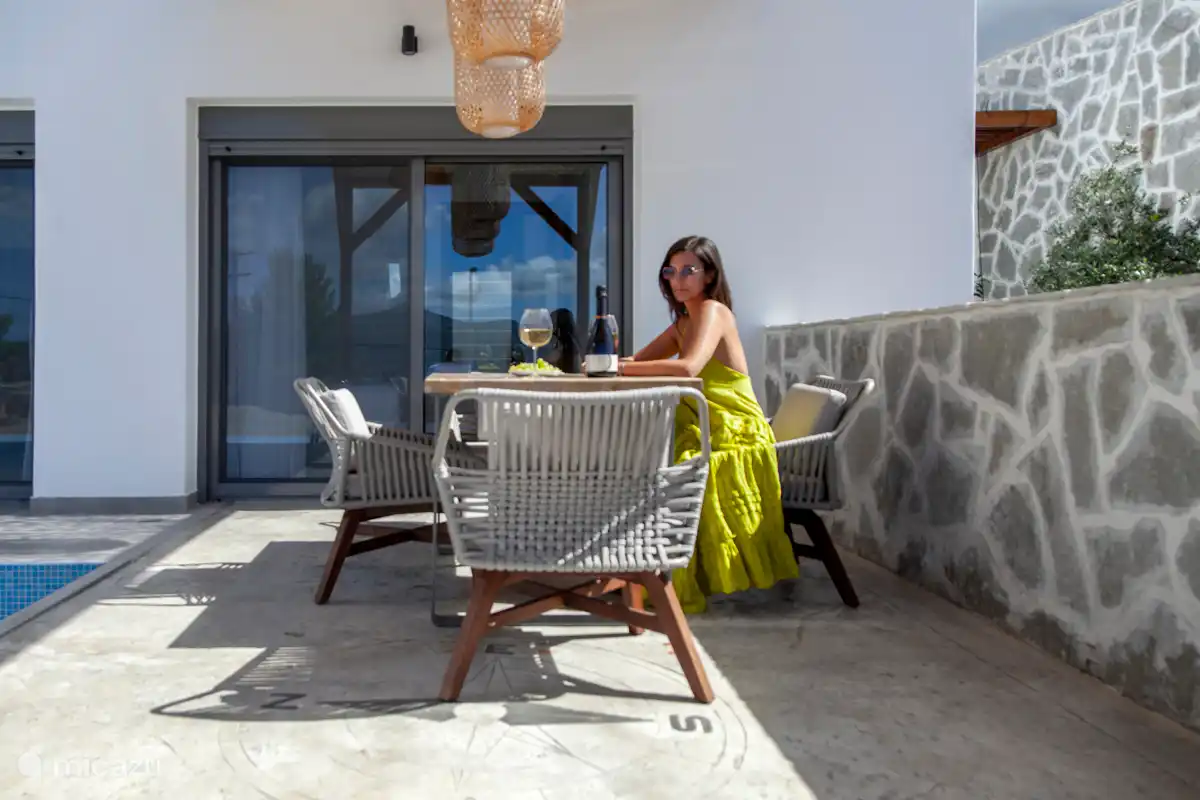 Der Esstisch im Freien ist ideal, um Ihre Mahlzeiten und Getränke im Freien zu genießen