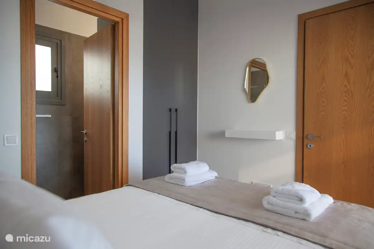 Hauptschlafzimmer mit Doppelbett und eigenem Badezimmer