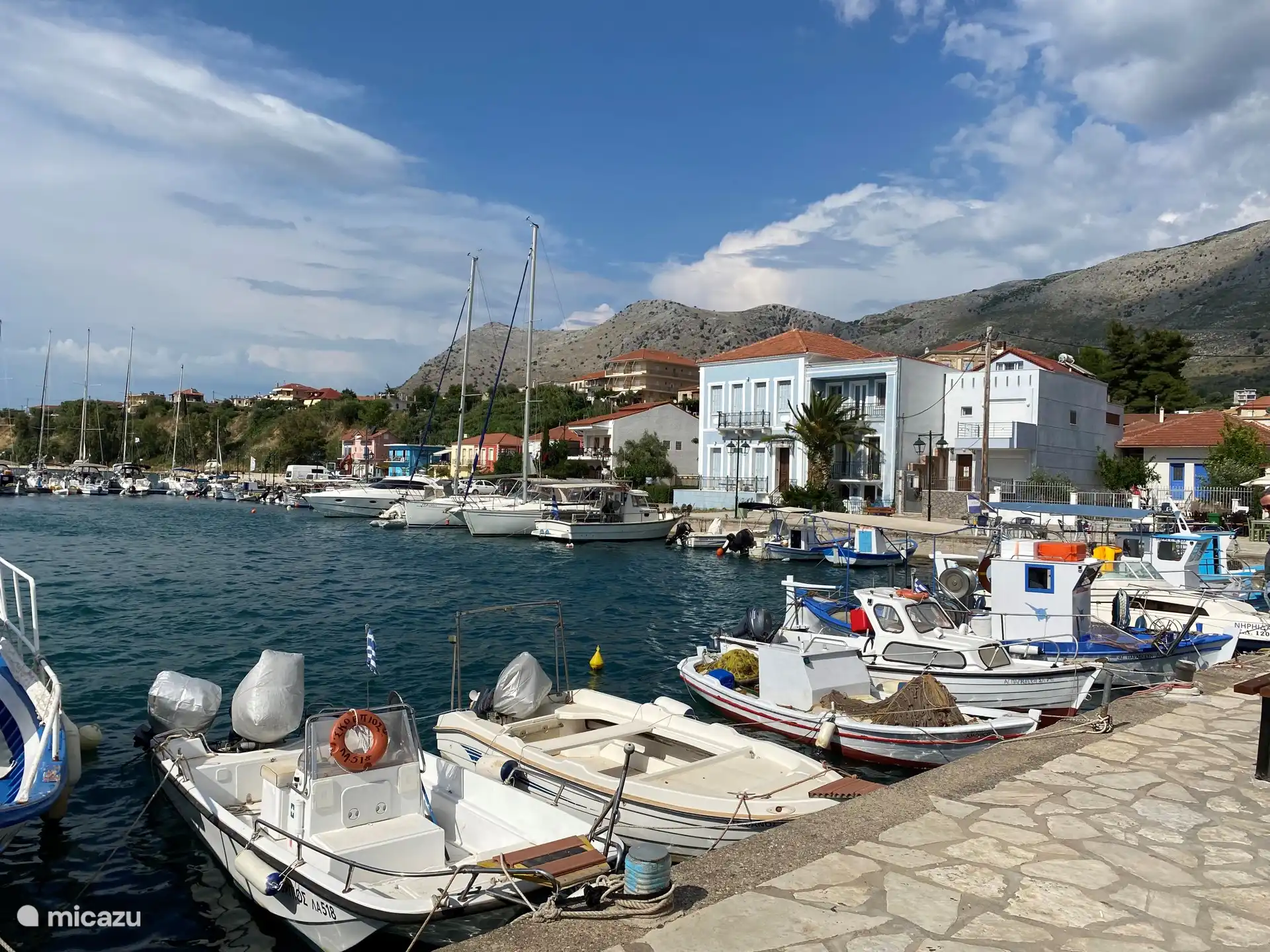 Paleros Hafen mit all den kleinen Fischerbooten, die jeden Tag im Morgengrauen auslaufen, um Fische zu fangen.