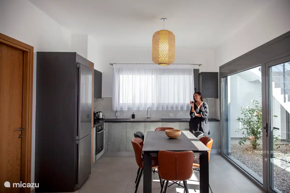 Die voll ausgestattete Küche mit viel natürlichem Licht