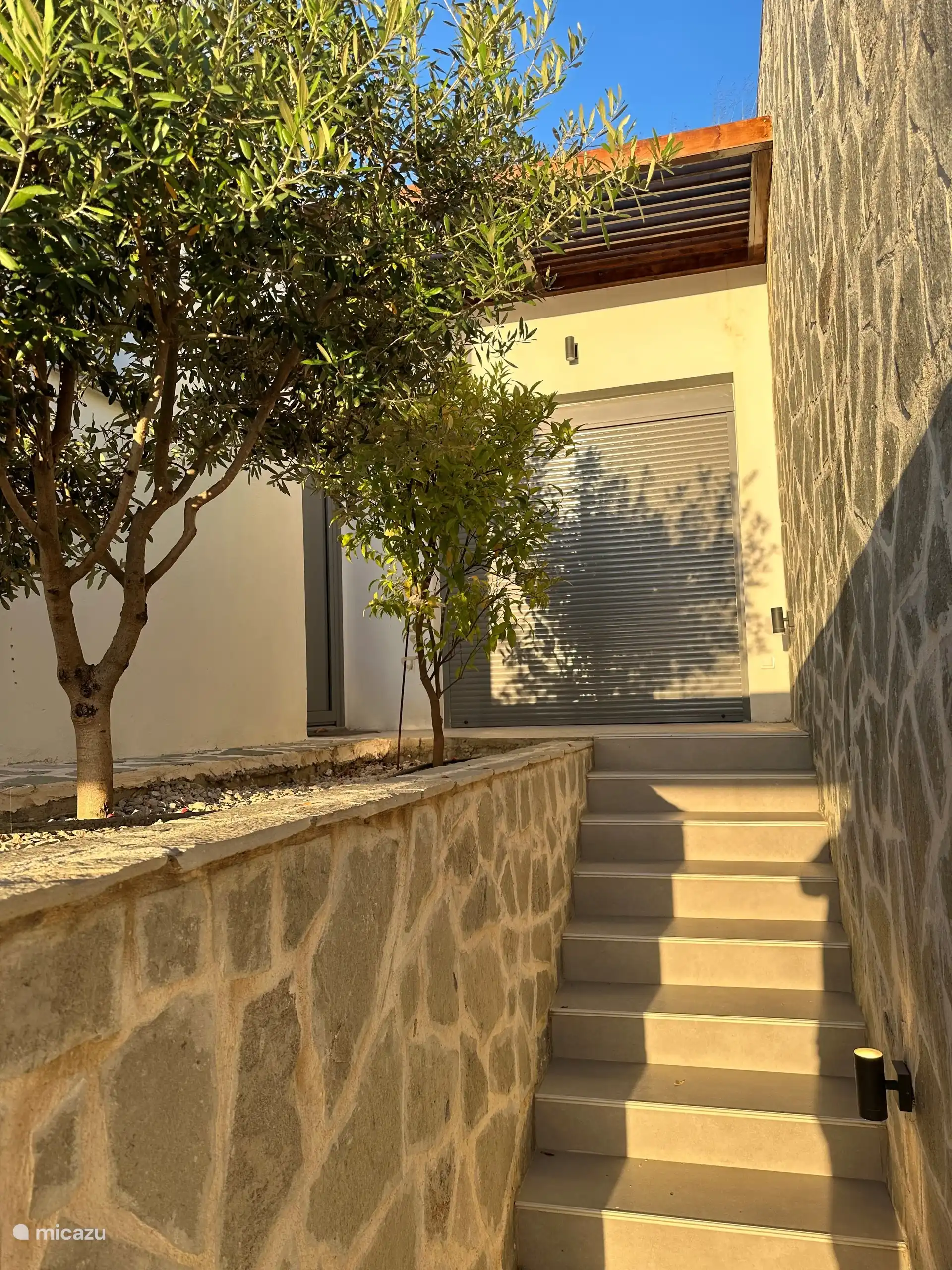 Stufen zum Eingang der Villa