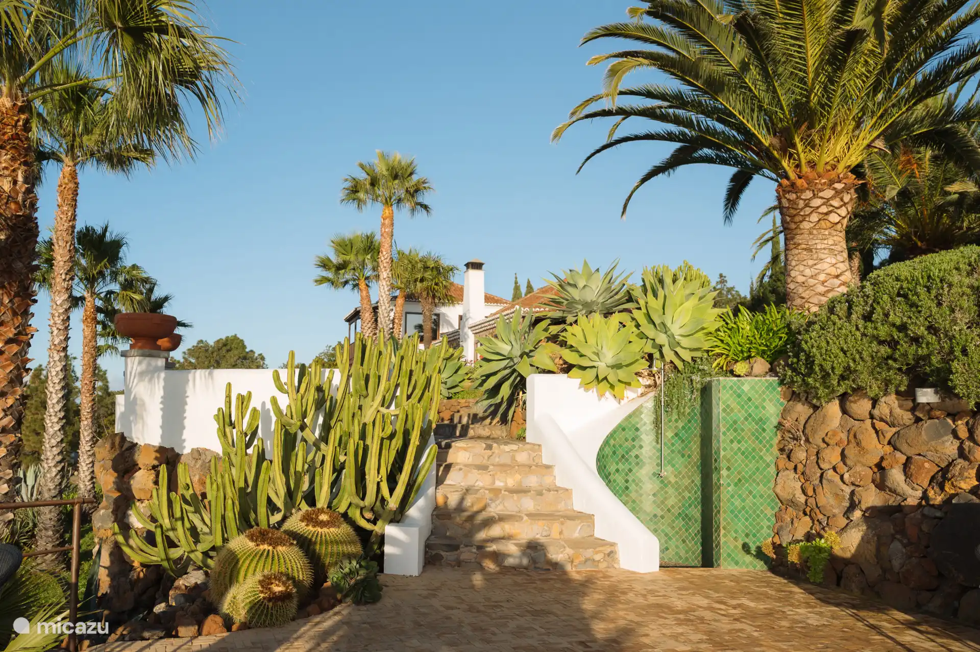 Over het enorme landgoed zijn eindeloze wandelingen te maken.