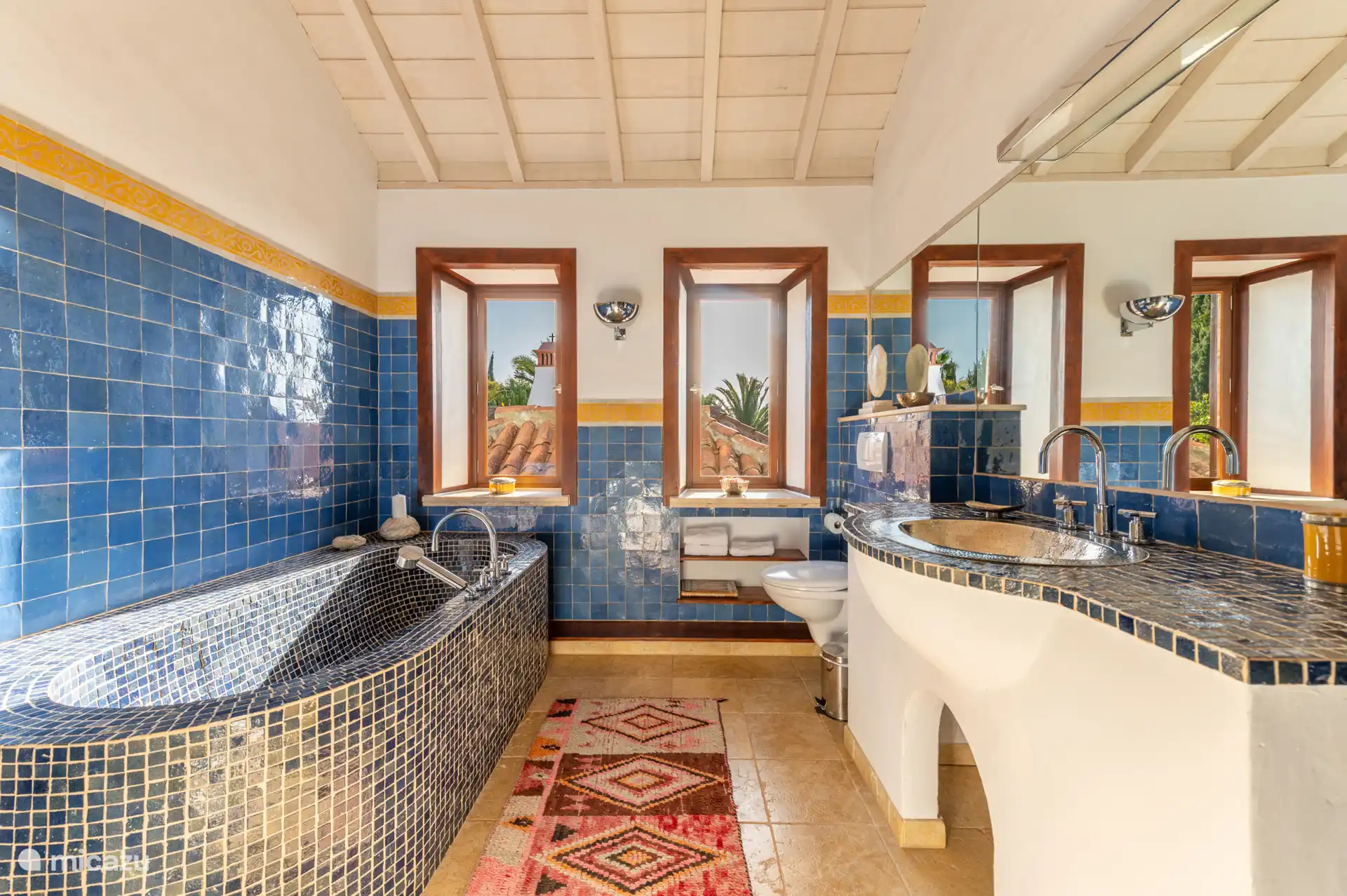 Zowel in deze badkamer als in de tuin en woonkamer zijn prachtige kunstwerken te vinden.