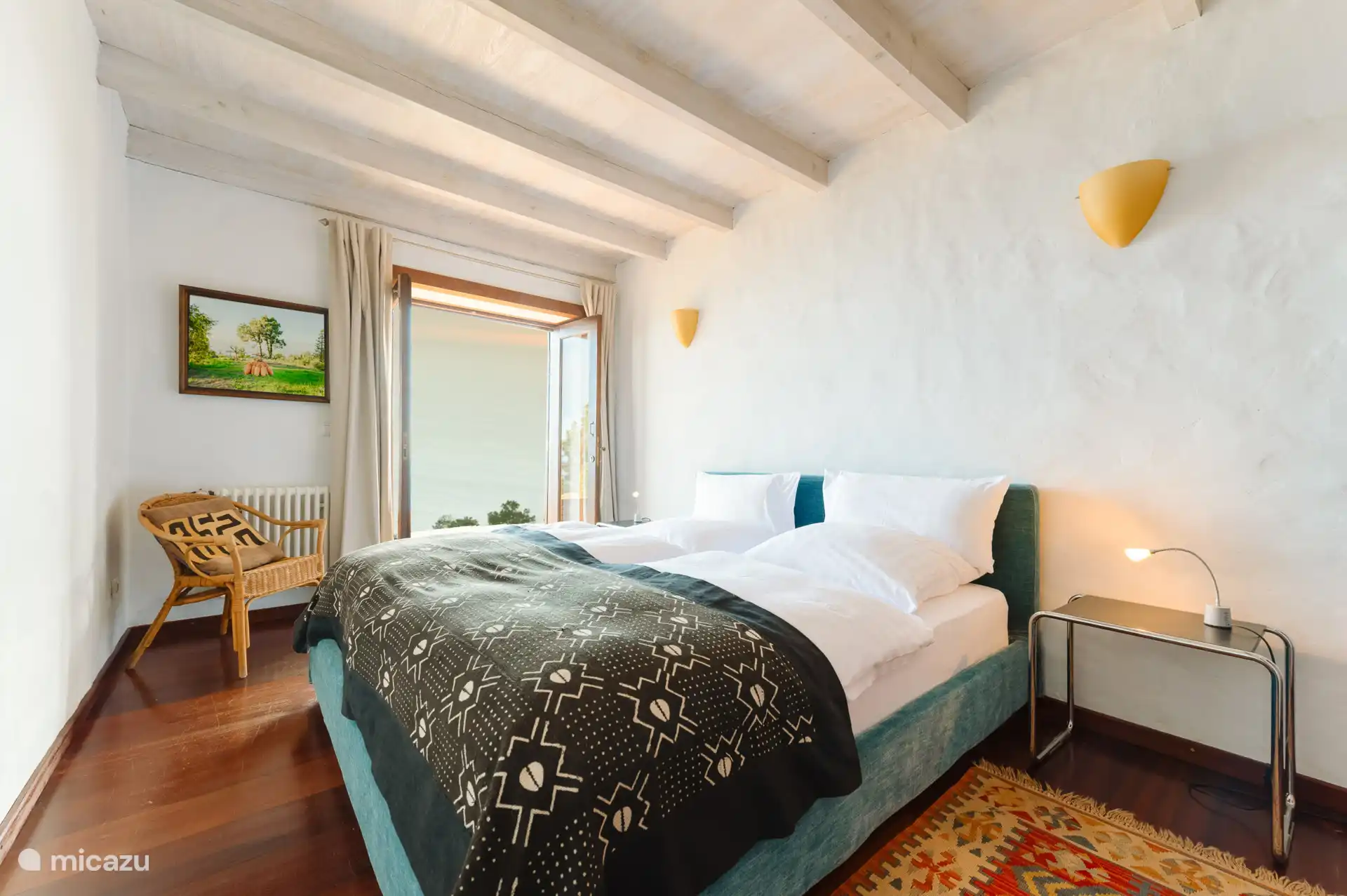 Beide slaapkamers beschikken over een 2-persoonsbed en openslaande deuren naar het terras.