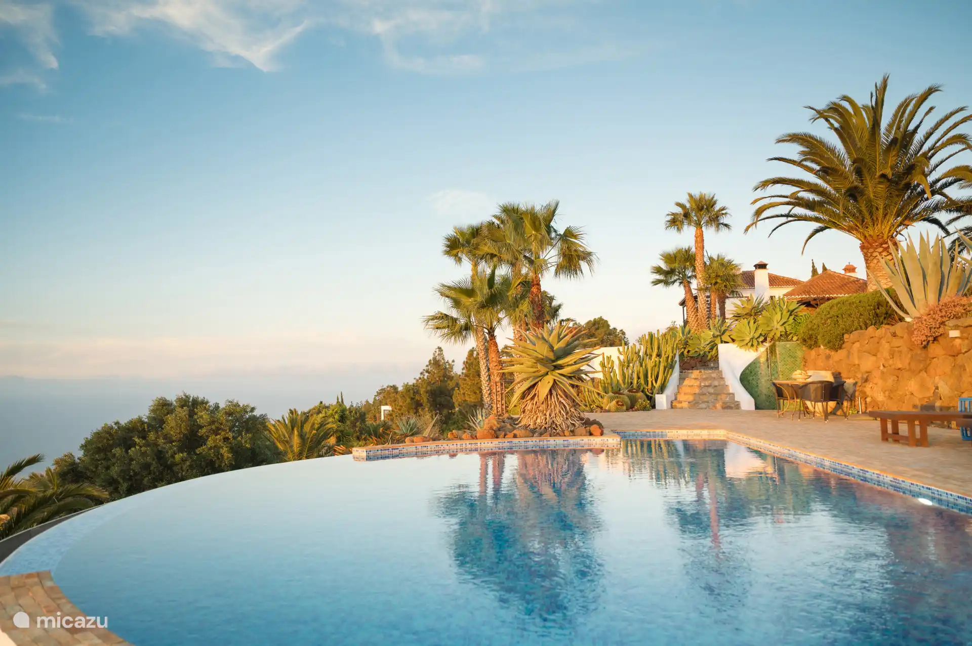 Neem duik nemen in je eigen verwarmde infinity pool.