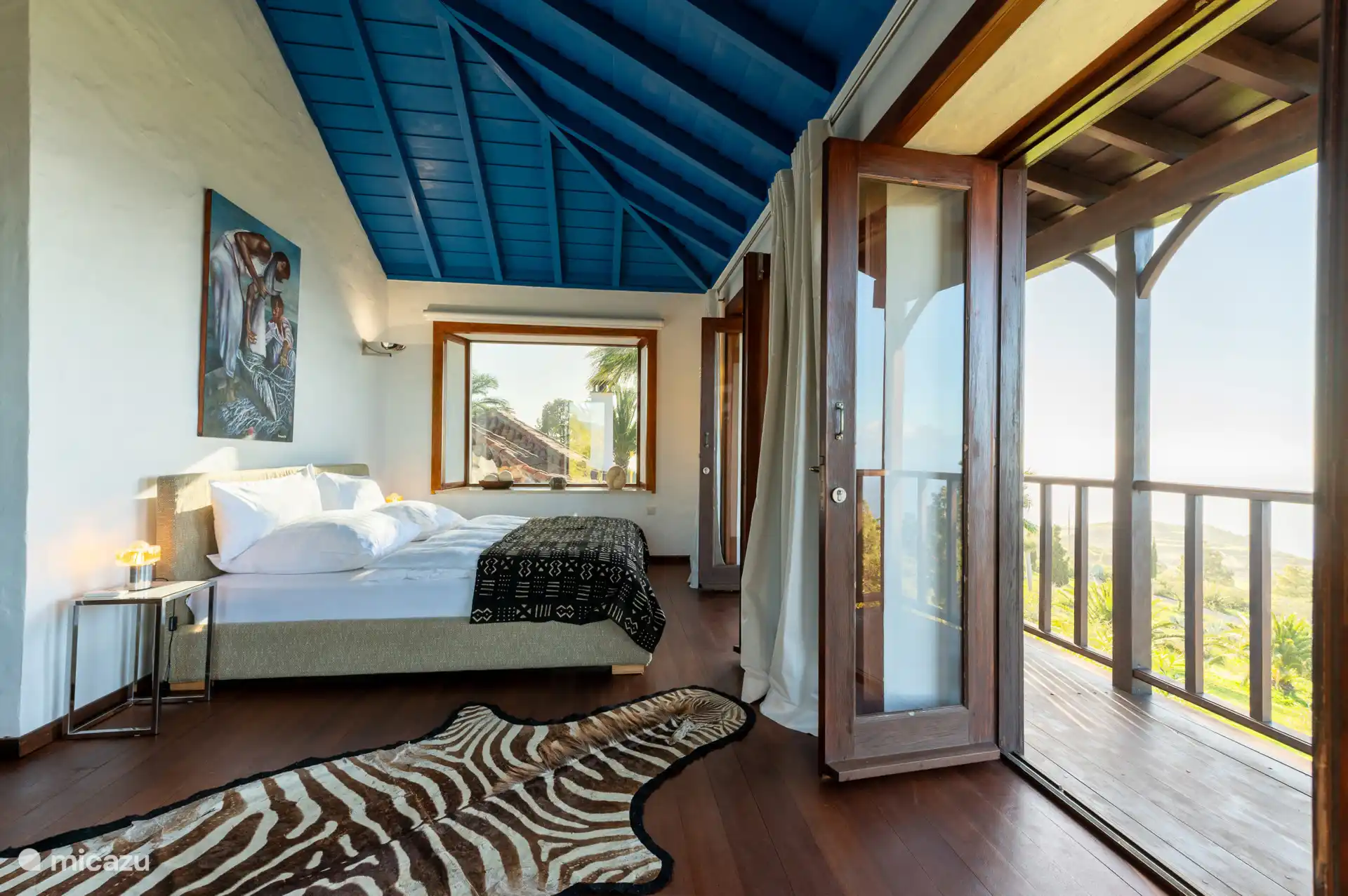 Op de eerste slaapkamer heb je en balkon met uitzicht op zee.