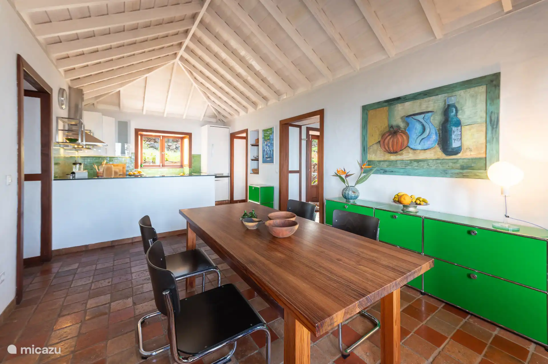 De ruime keuken is voorzien van onder andere een 4-pits gasfornuis, koelkast, vriezer, oven, koffiezetapparaat, waterkoker, vaatwasser en voldoende keukengerei.