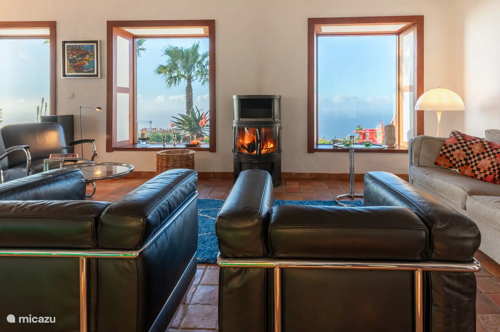 De woonkamer is voorzien van een open haard.